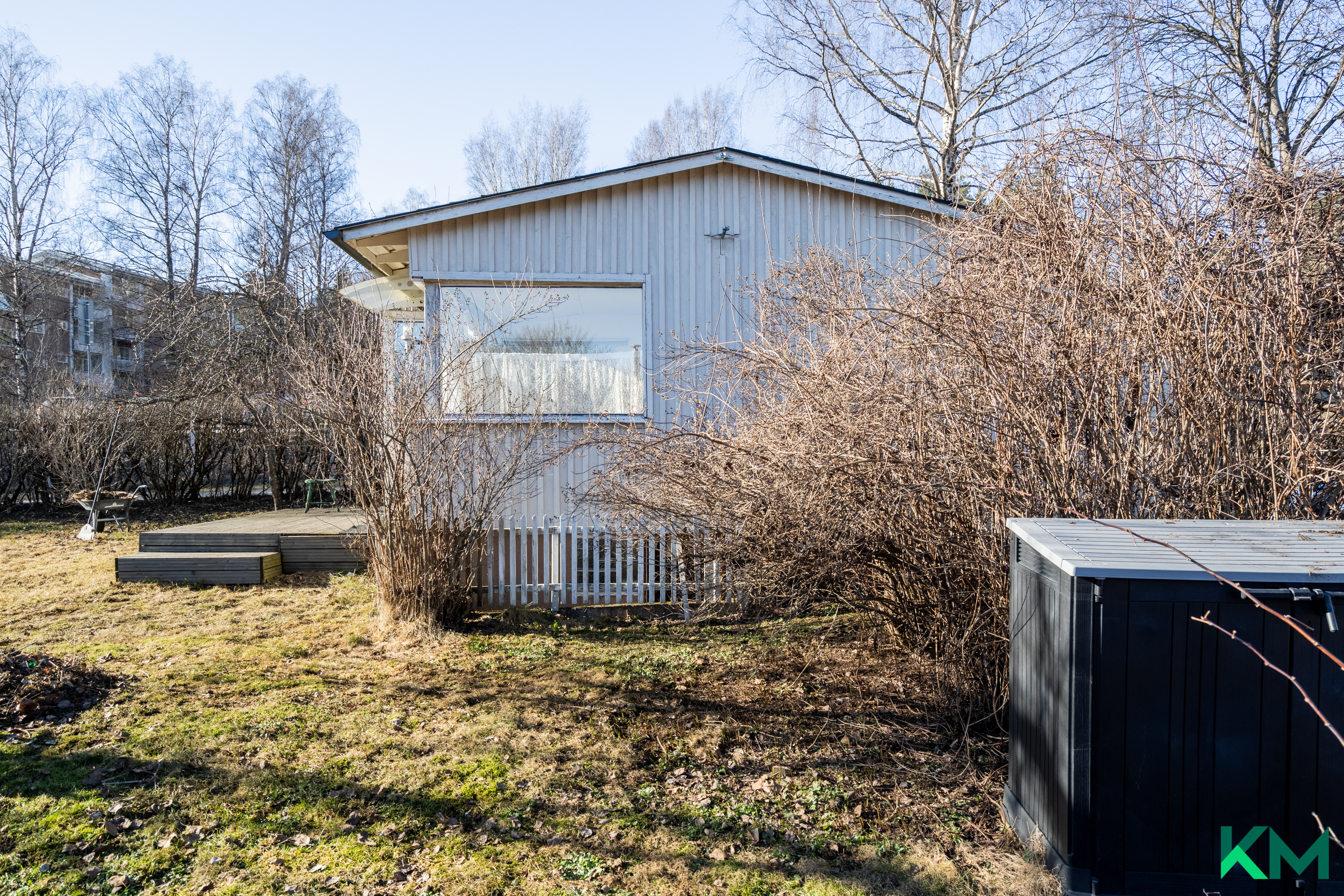 Mökin sivustalta kulku pohjakertaan.