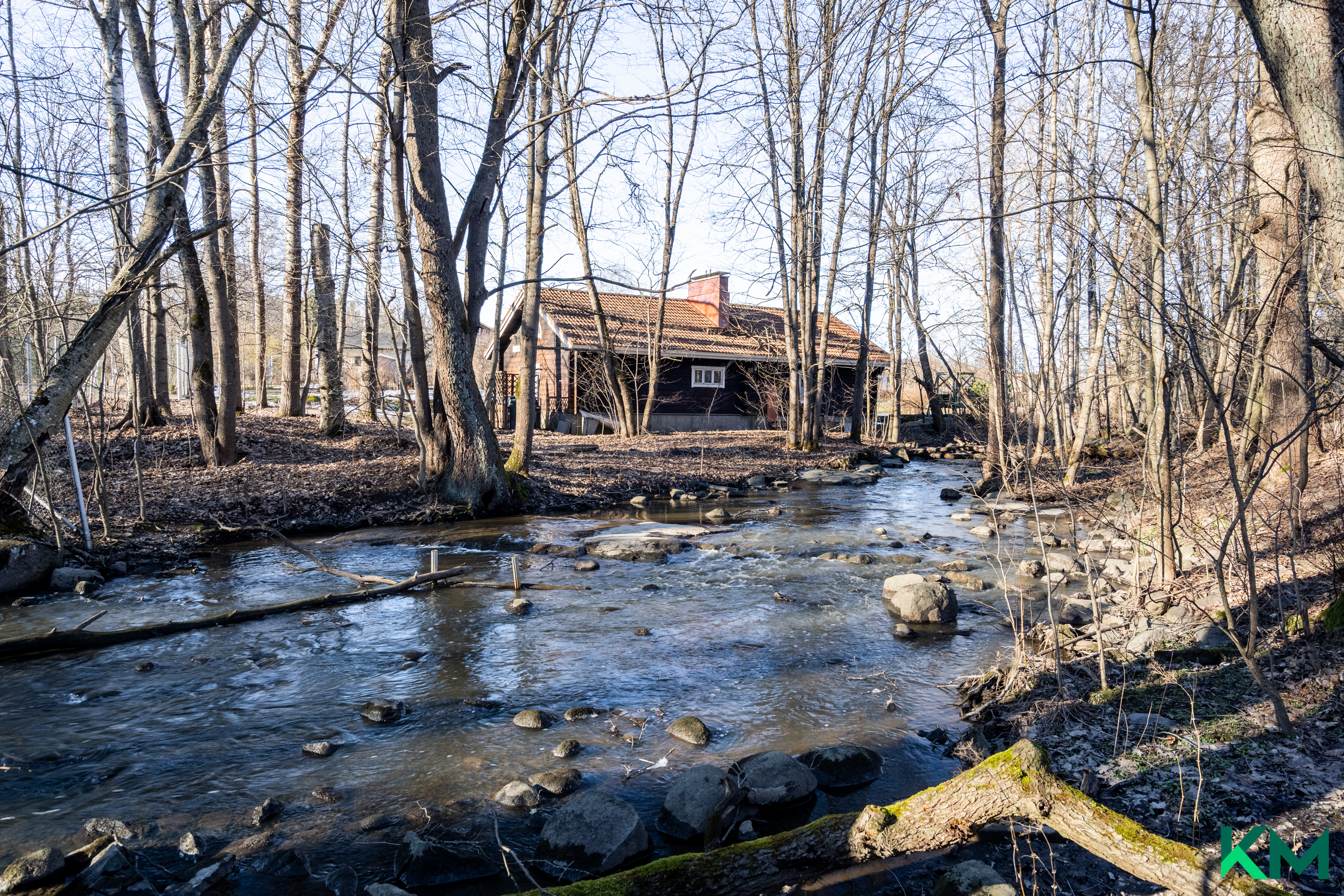 Kaunis joki virtaa saunan edustalla. 