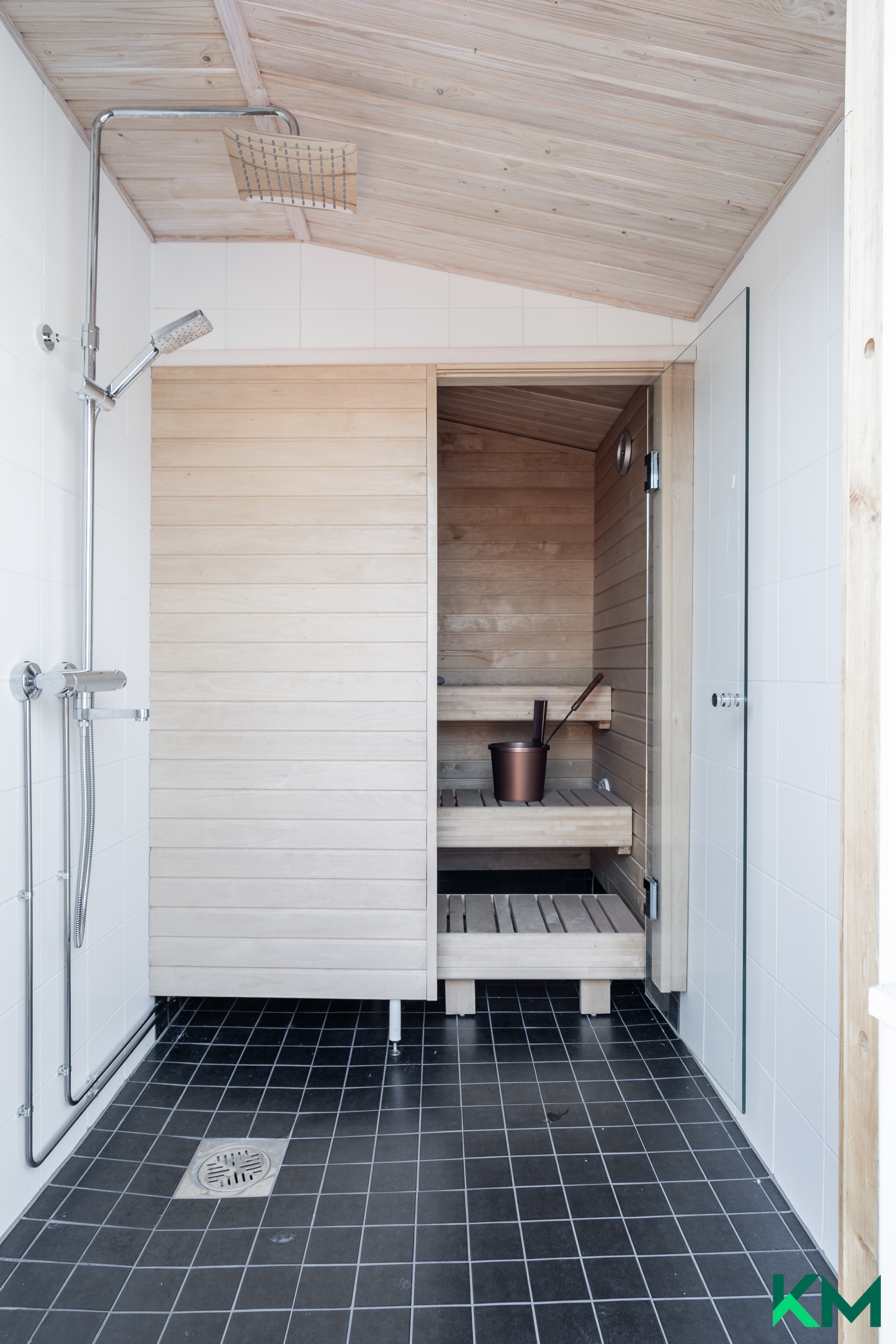 Kylpyhuone sadesuihkulla. 