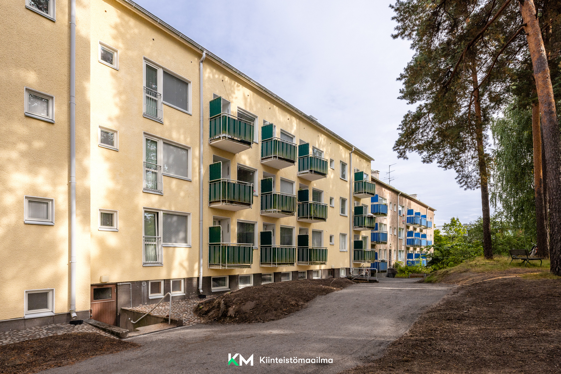 Parveke iltapäivän aurinkoon