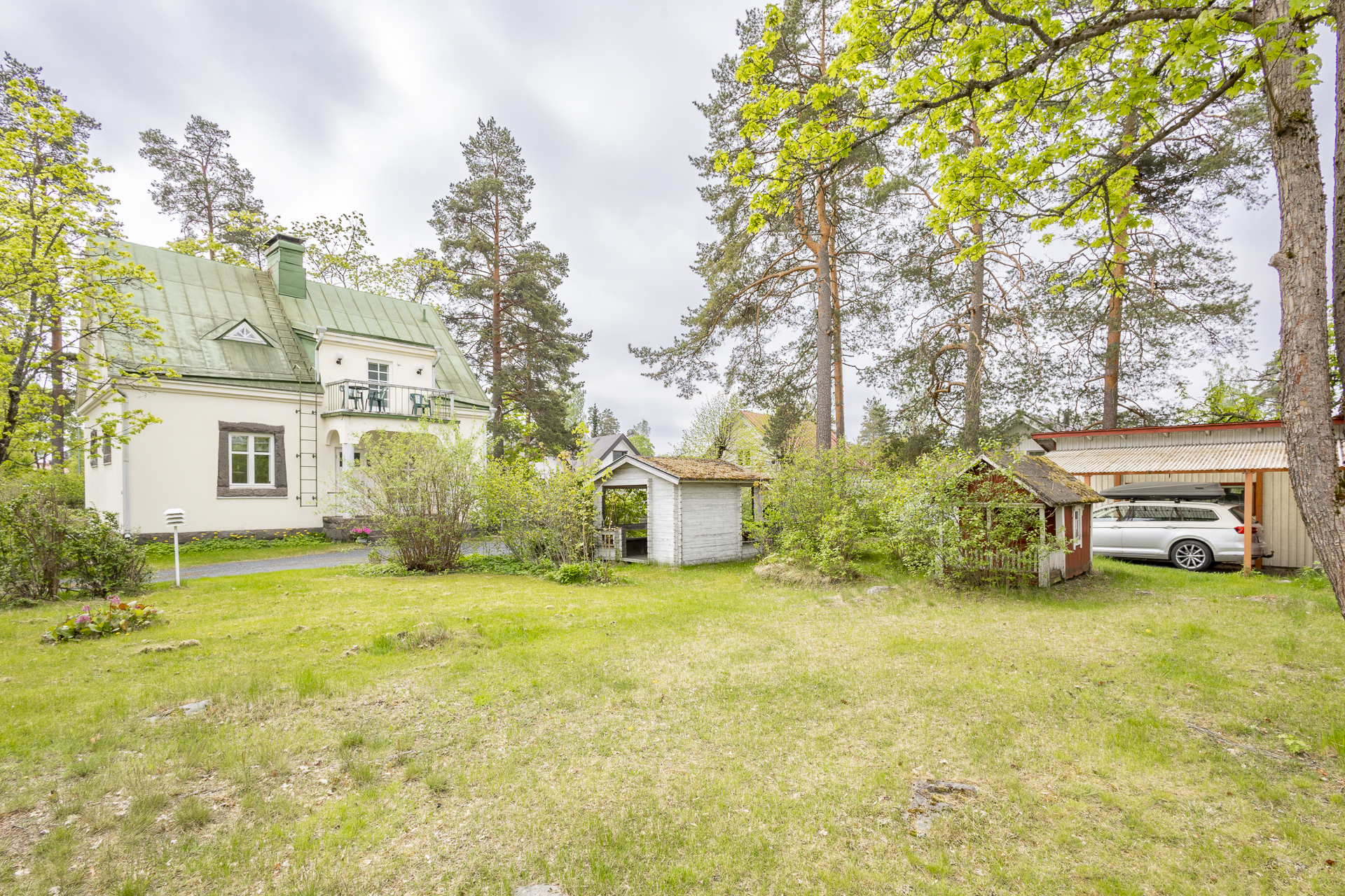 suuri suojaisa tontti
