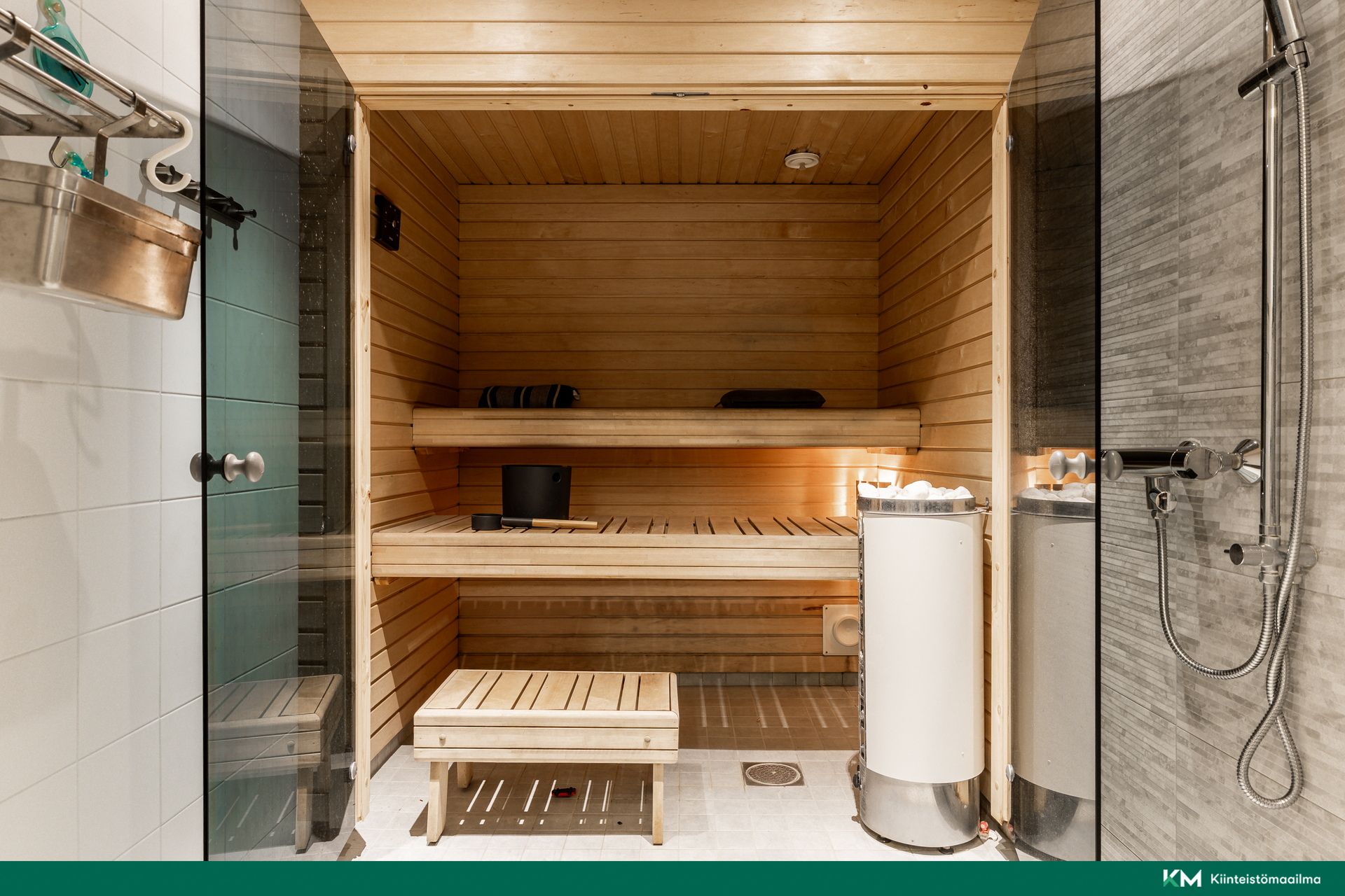 Lasiseinäinen sauna, jossa kääntyvät ovet