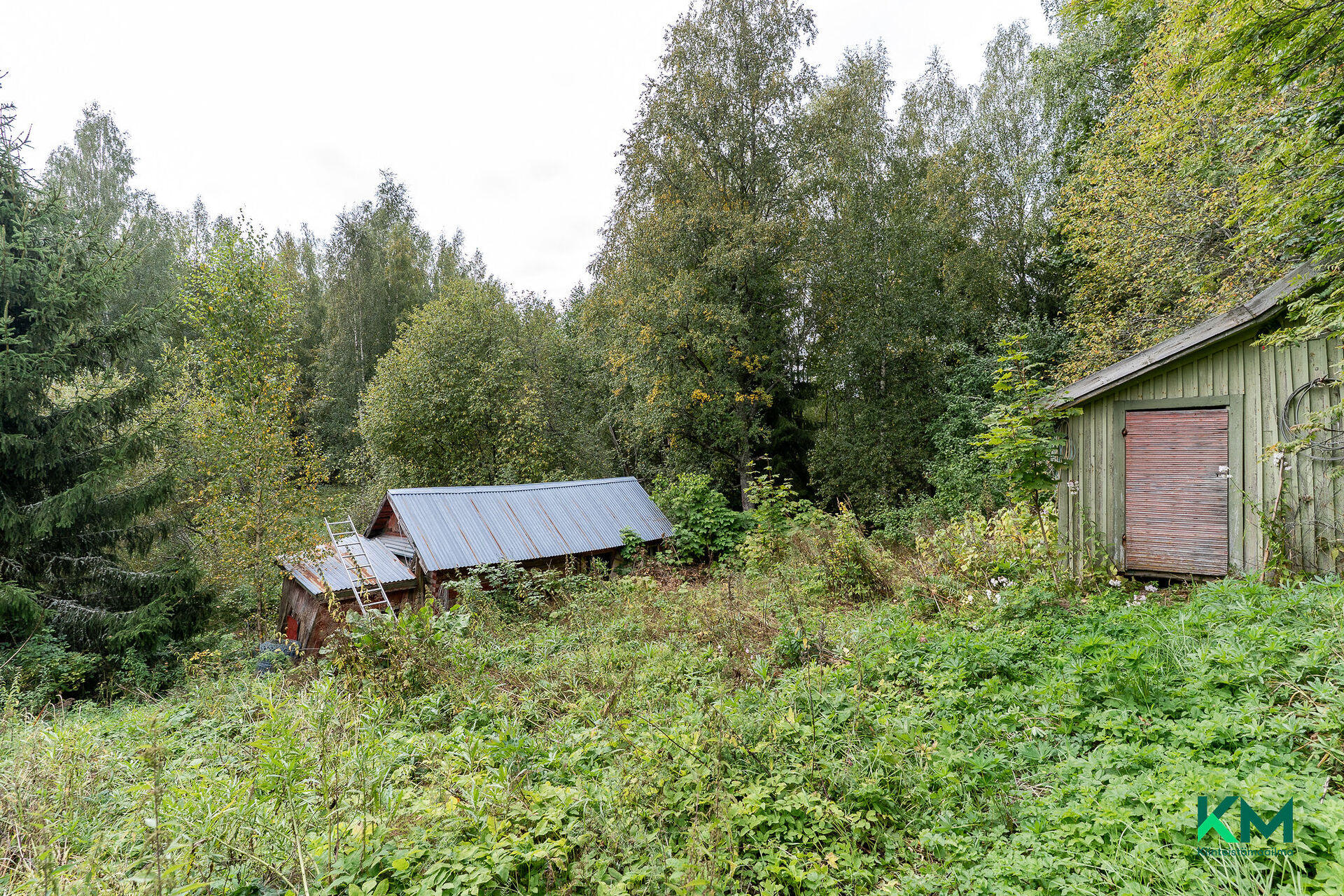Vanha purkukuntoinen varastorakennus