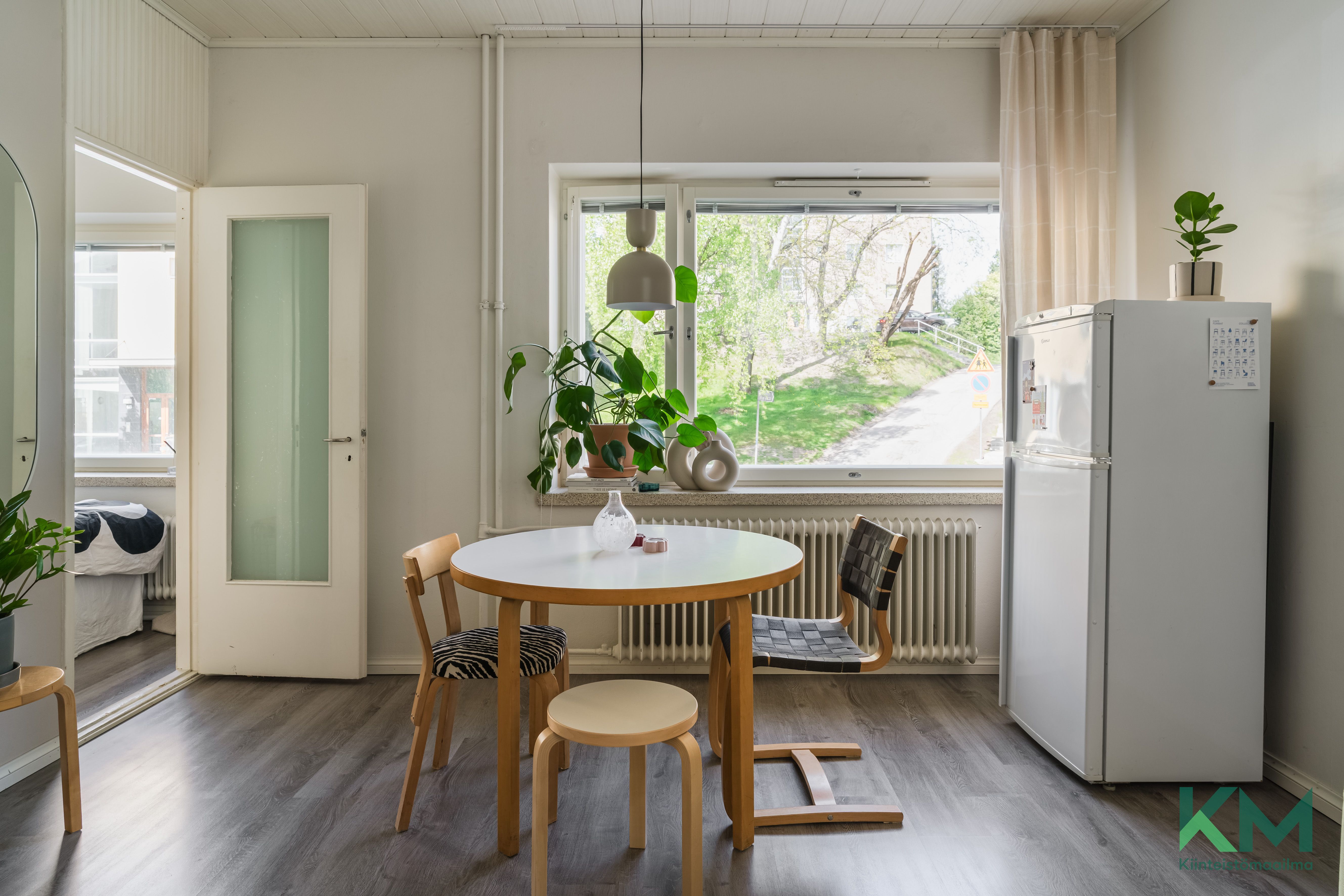 Olohuoneessa hyvin tilaa ruokapöydälle
