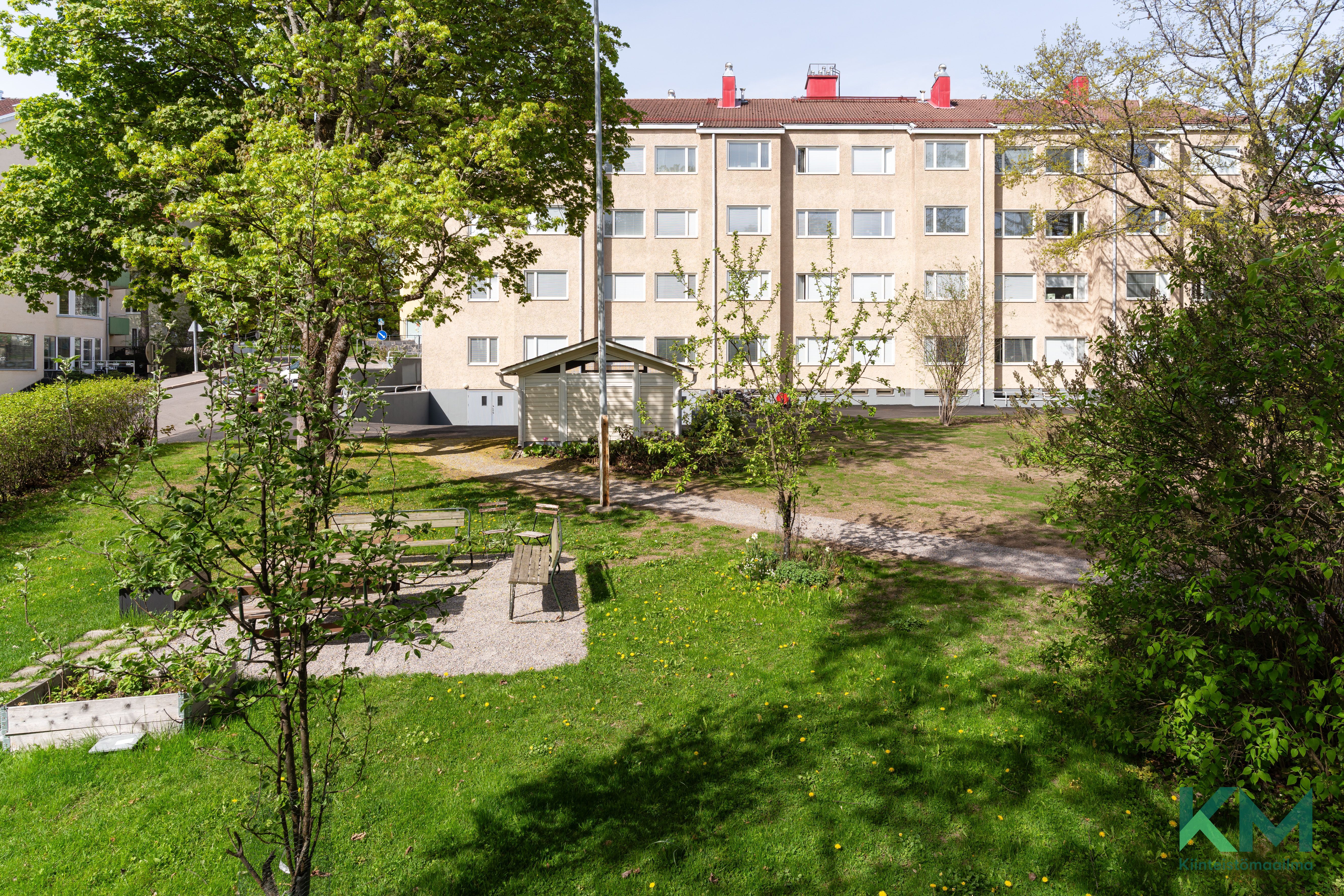 Taloyhtiön pihaa