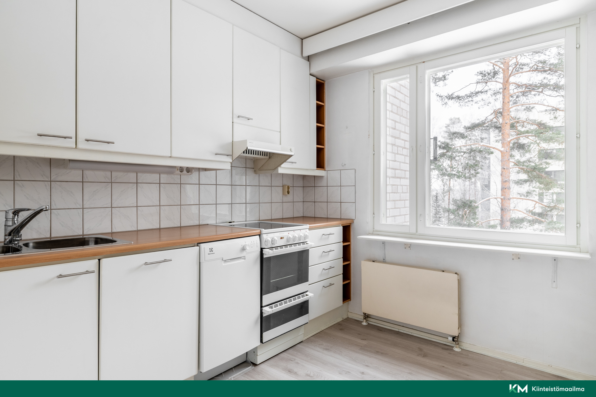 Toimiva vaalean sävyinen keittiö