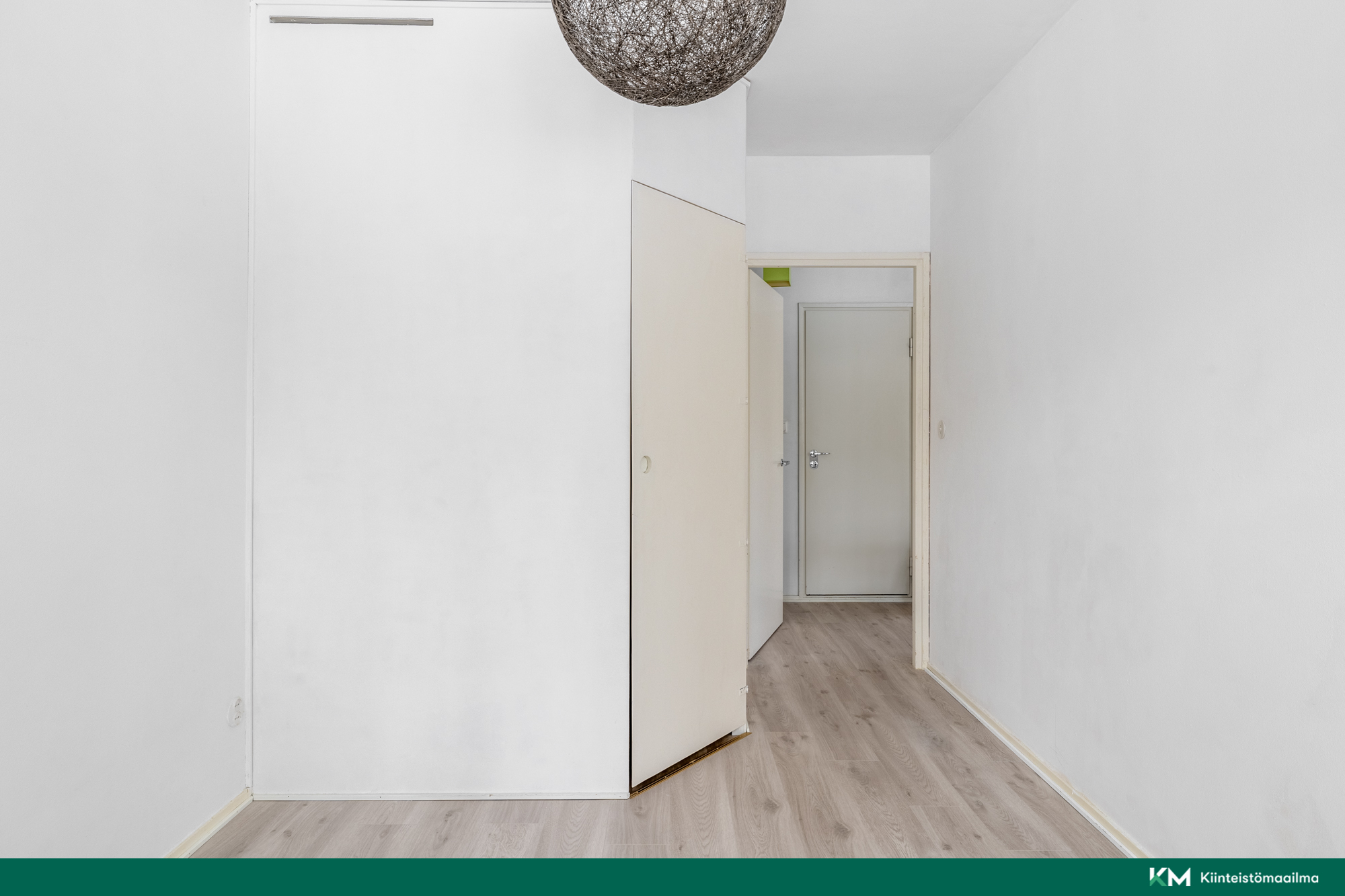 Kaapistot korvattu vaatehuoneella