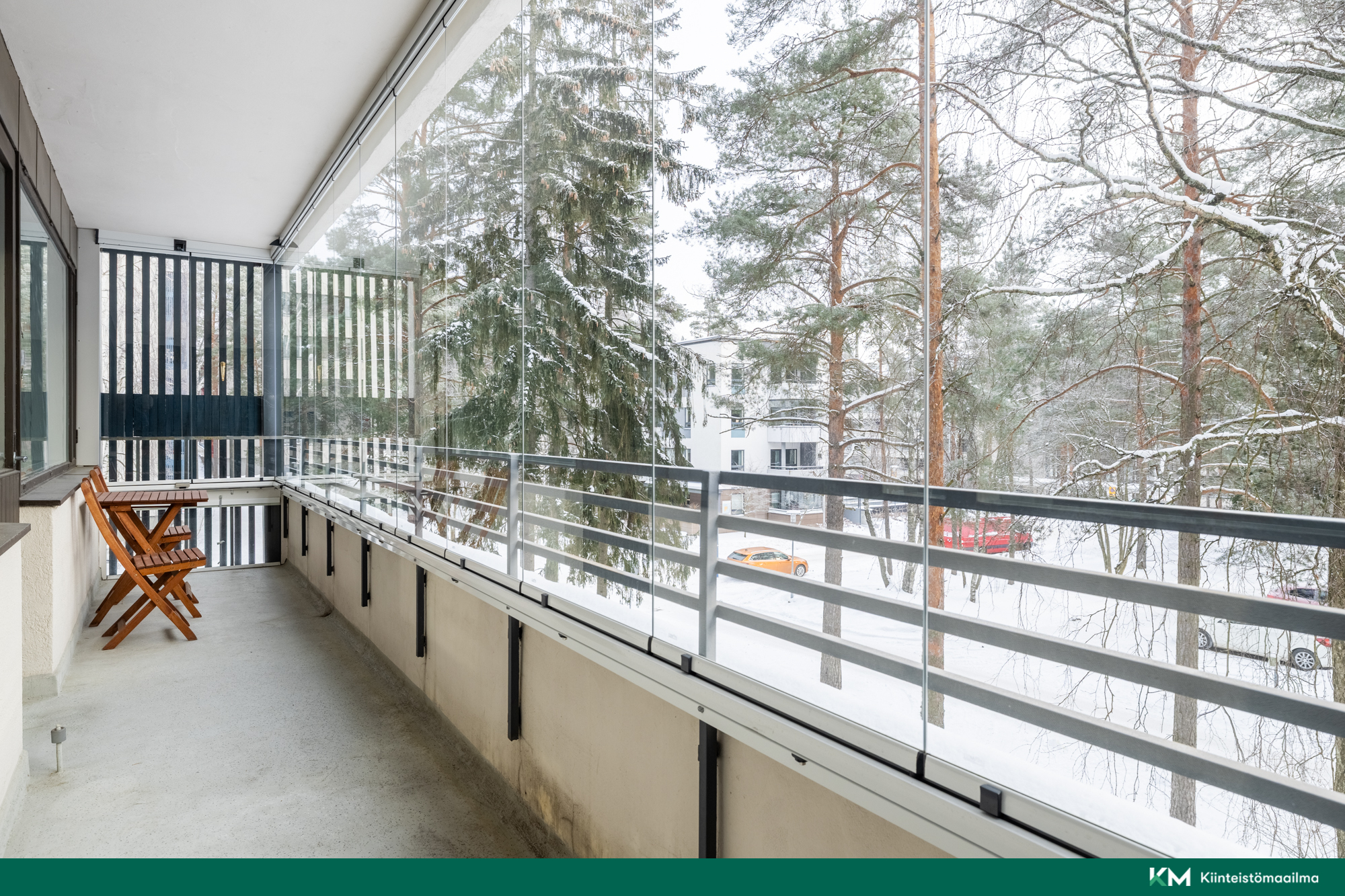 Koko huoneiston levyinen parveke