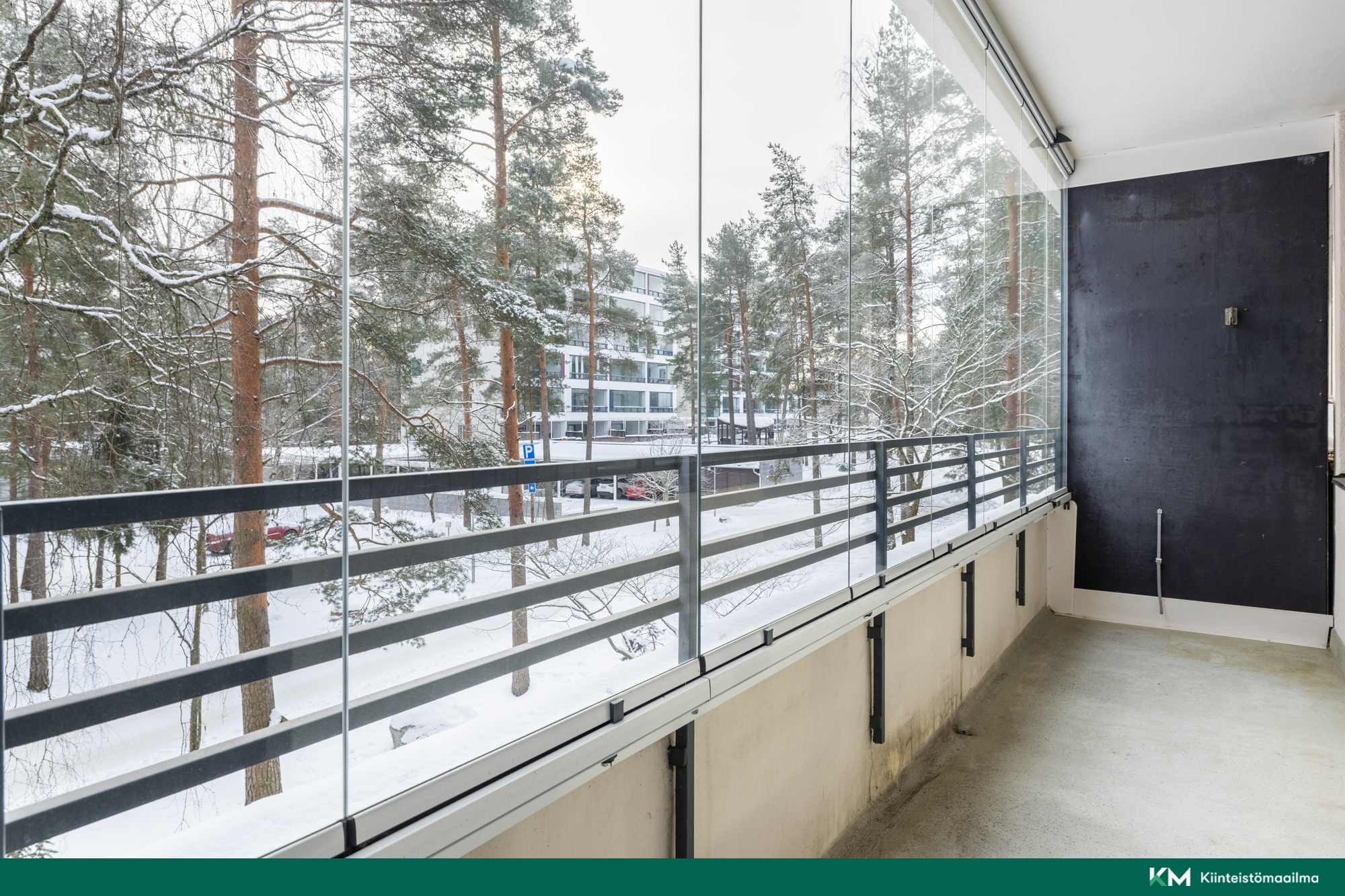 Parvekkeelta pihanäkymät