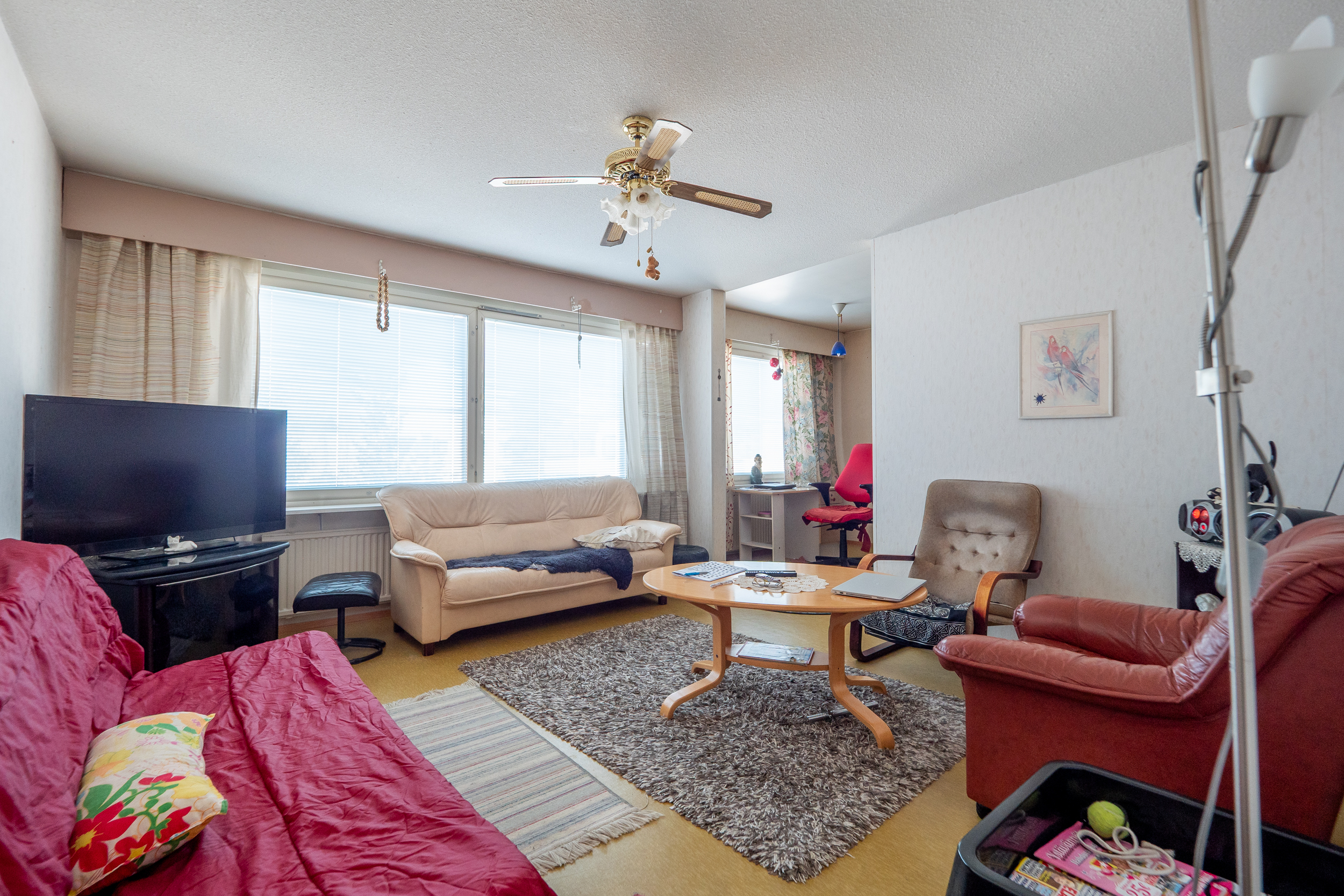 Valoisa ja tilava olohuone