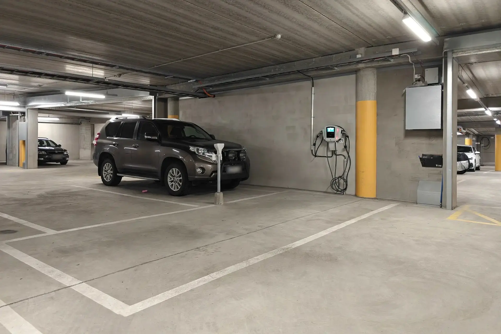 Toisessa autohallipaikassa mukana myös sähköauton latauspiste
