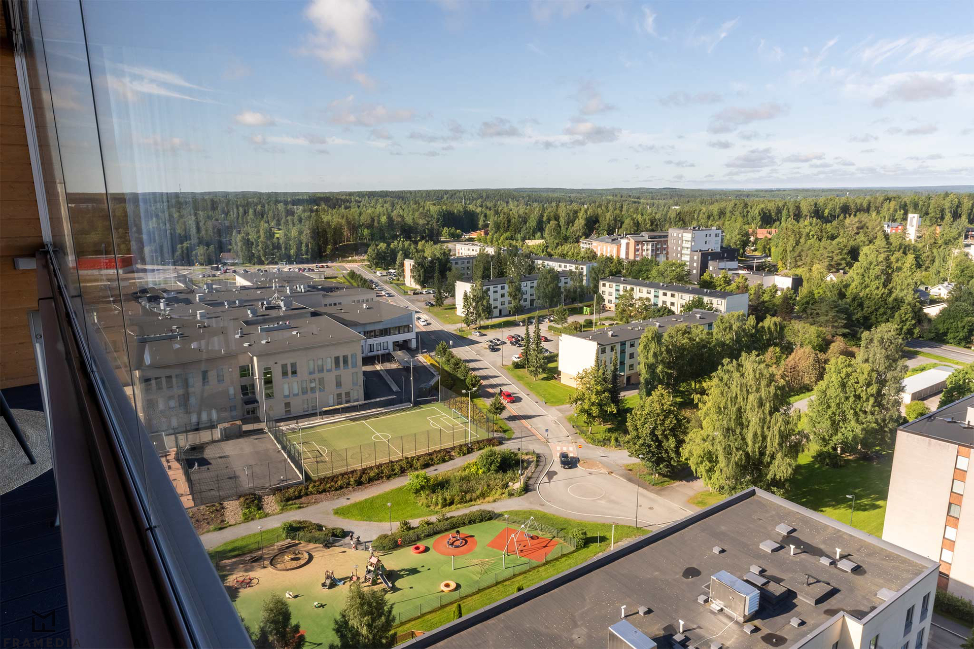 Leikkikenttä, koulut ja päiväkoti ihan vieressä