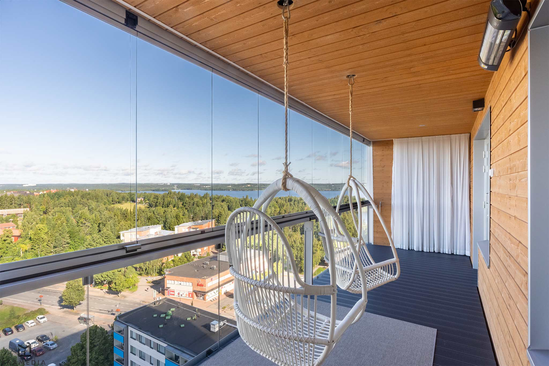Tervetuloa kattojen ylle! Upeat näkymät lännen suuntaan, auringonlaskuihin ja Pyhäjärvelle