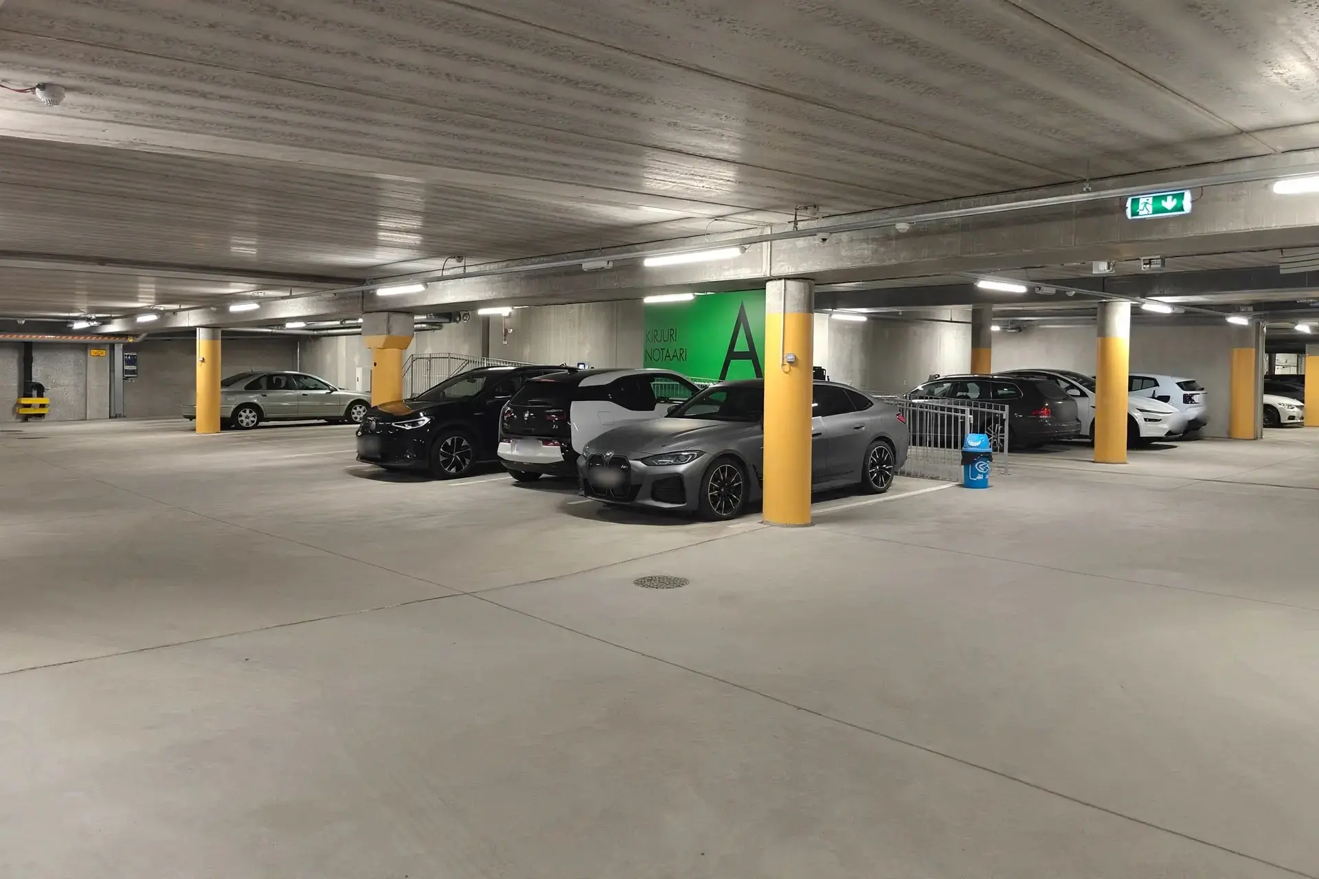 Parkkihalliin on pääsy suoraan hissillä. Mahdollisuus ostaa tai vuokrata kaksi autohallipaikkaa.