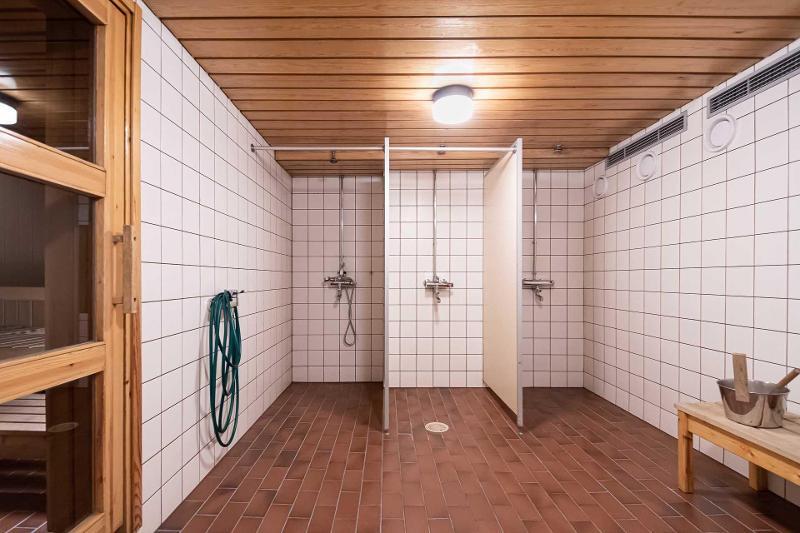 Taloyhtiön saunatilan suihkuhuone