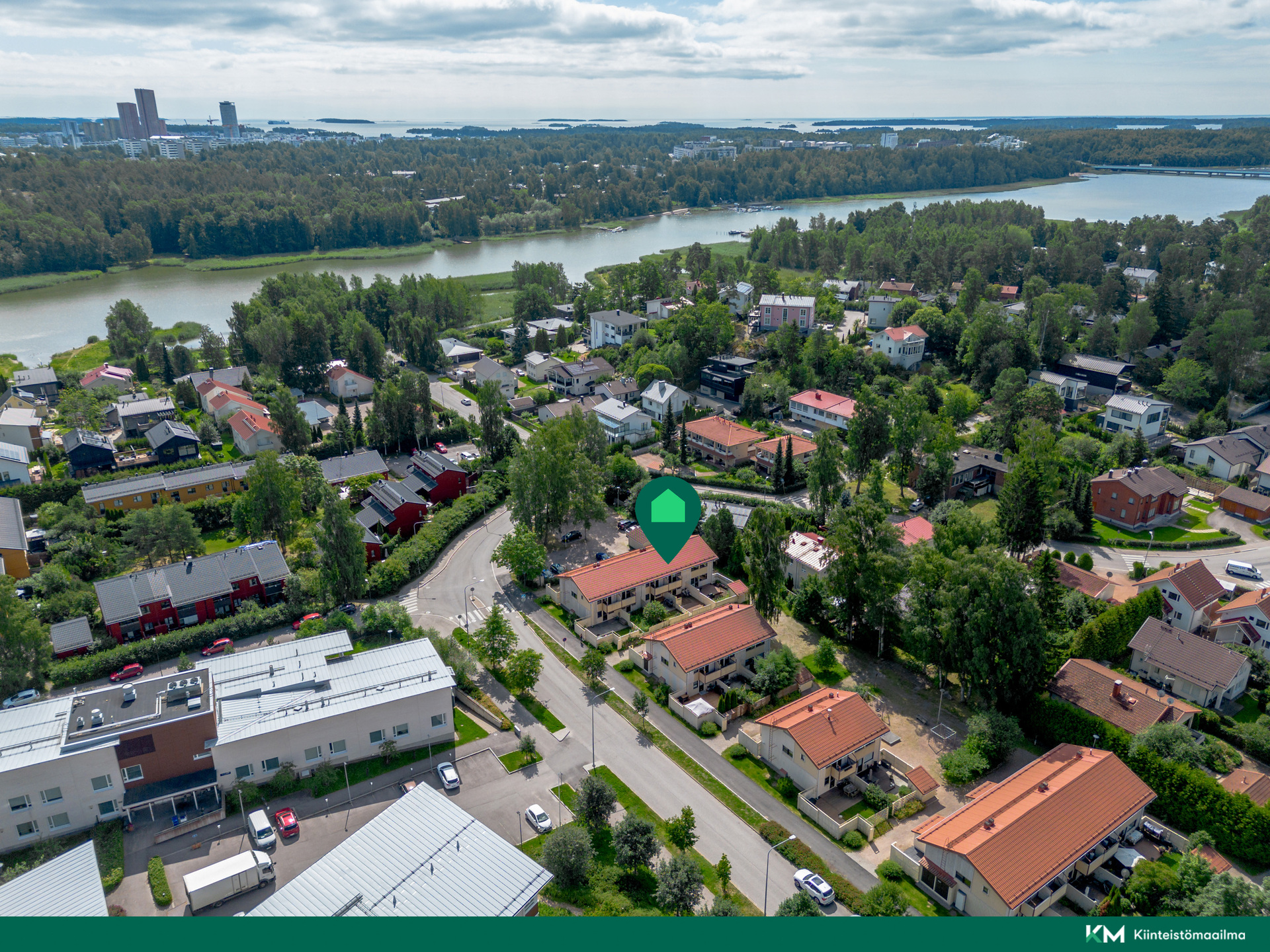 Upea sijainti lähellä Vartiokylänlahtea.