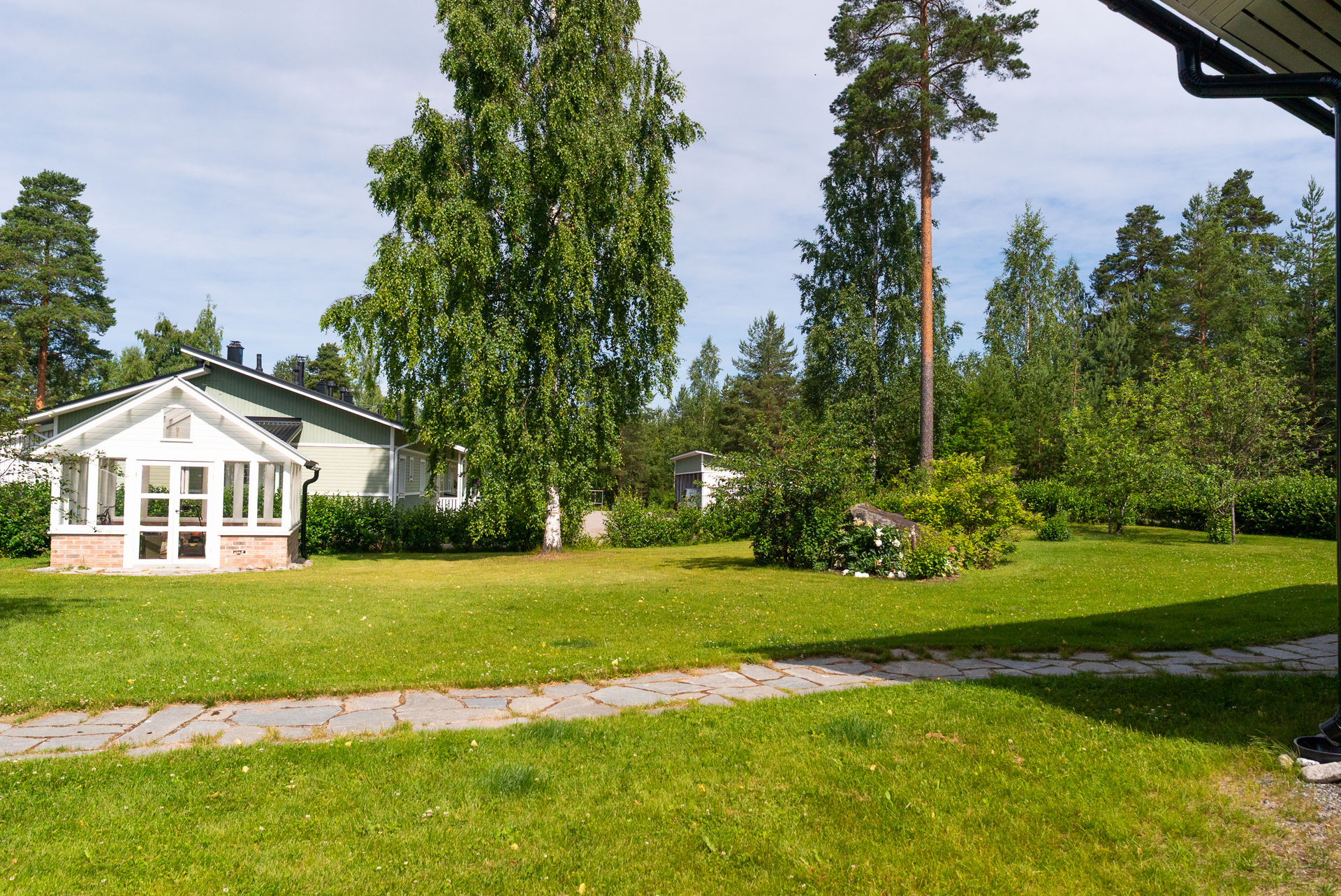 Kasvihuone ja etupihaa