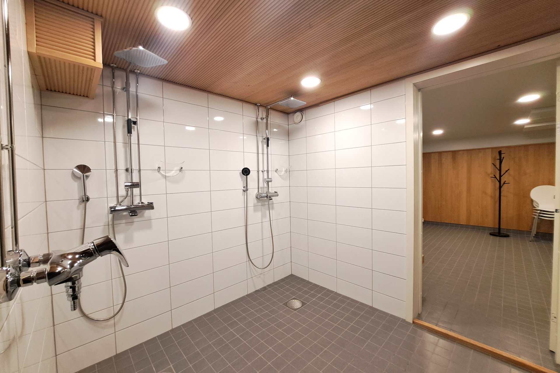 suihkutila näkymä kerhotilaan