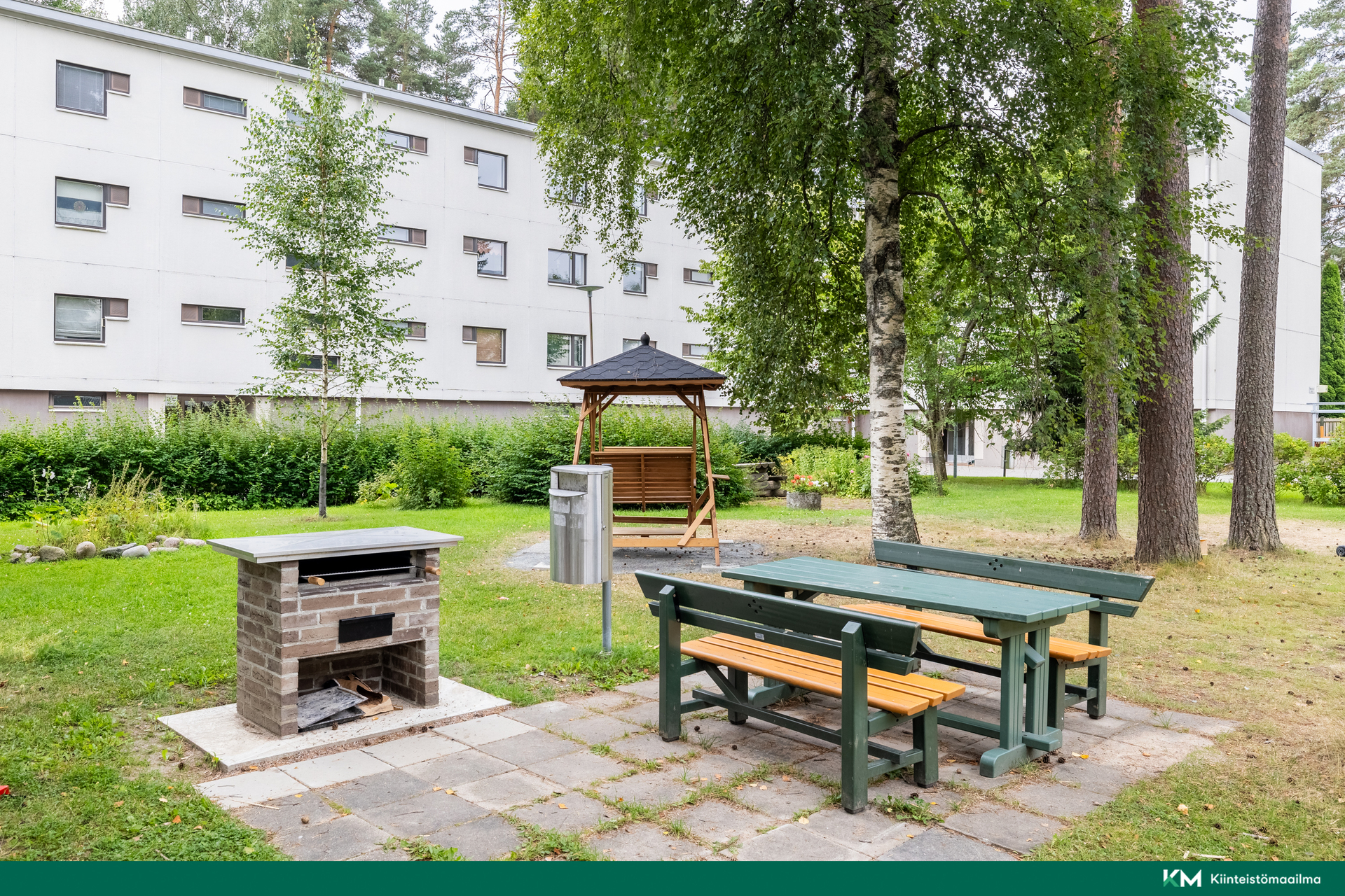 yhtiön suojaisaa pihaa