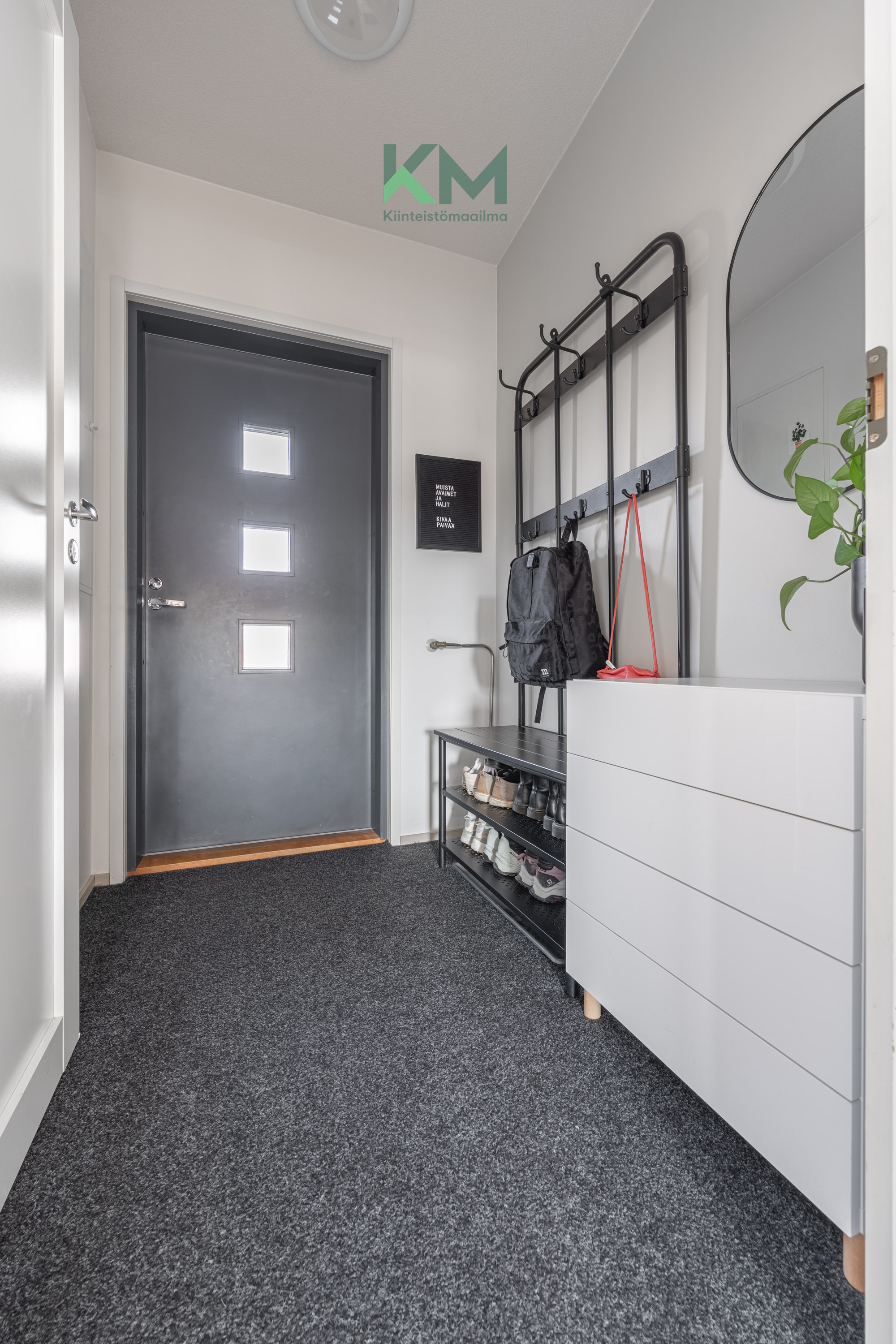 Tuulikaappiin mahtuu hyvin mm. lastenvaunut