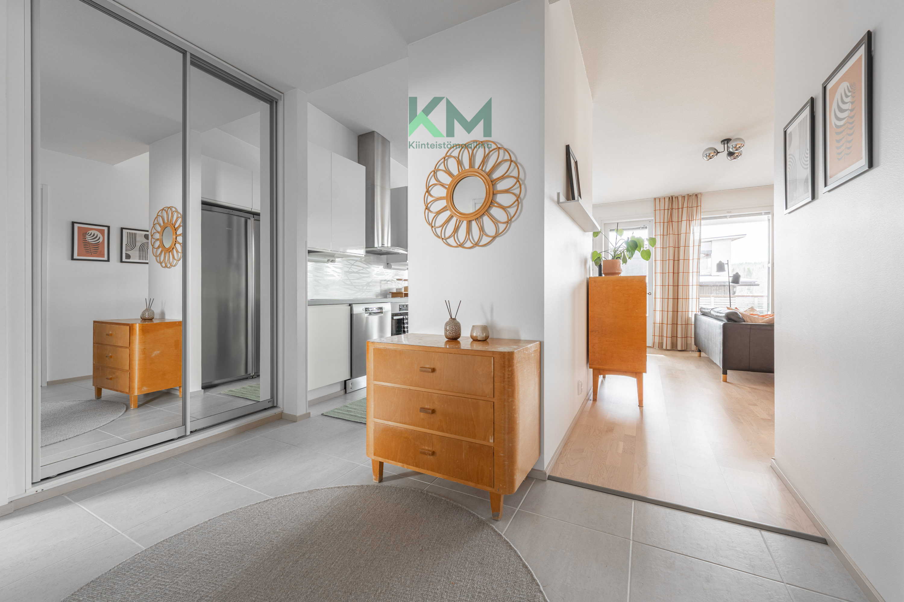 Eteisessä hyvin tilaa ja kaapistoja