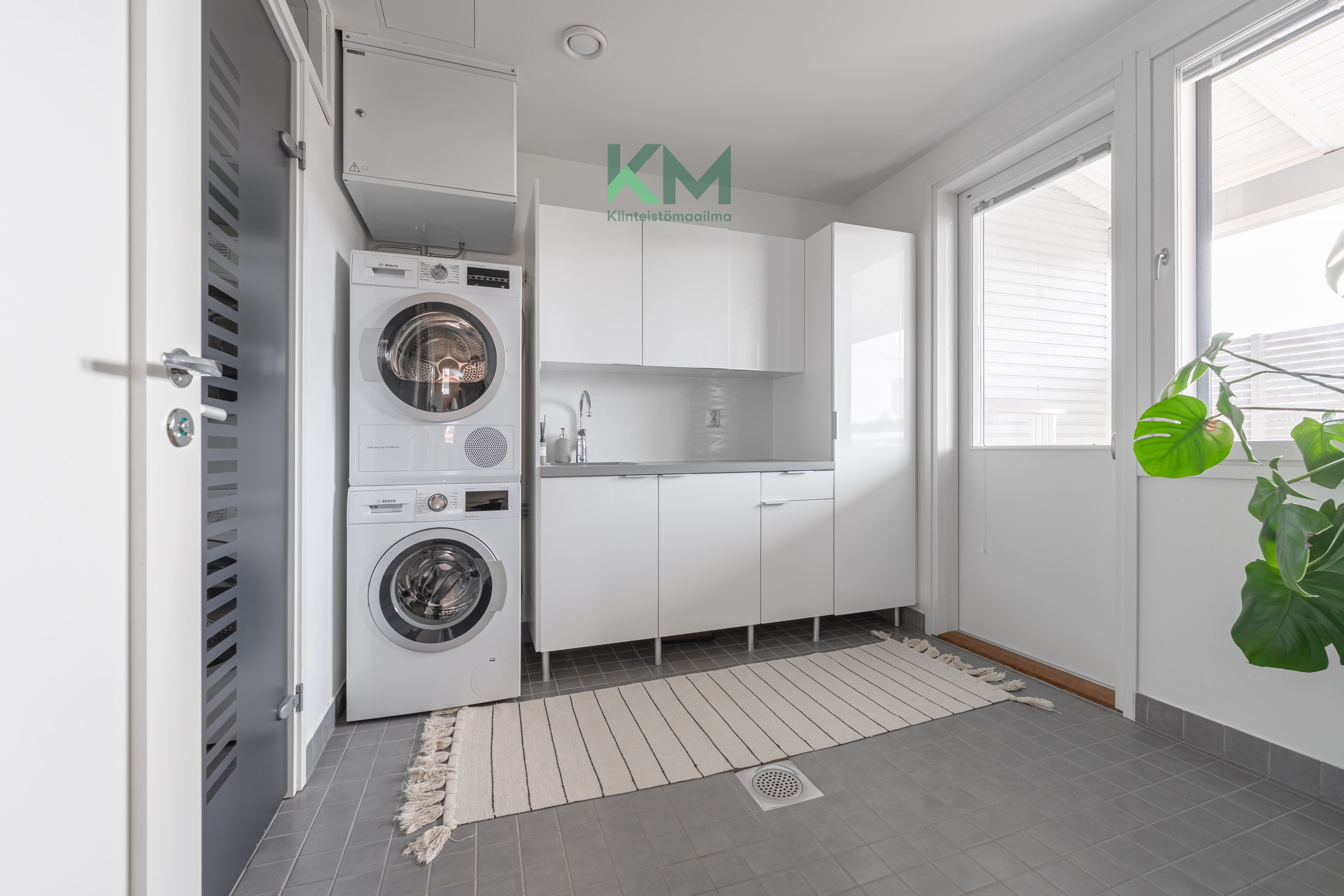 Kodinhoitohuonessa on tilaa pyykkihuollolle