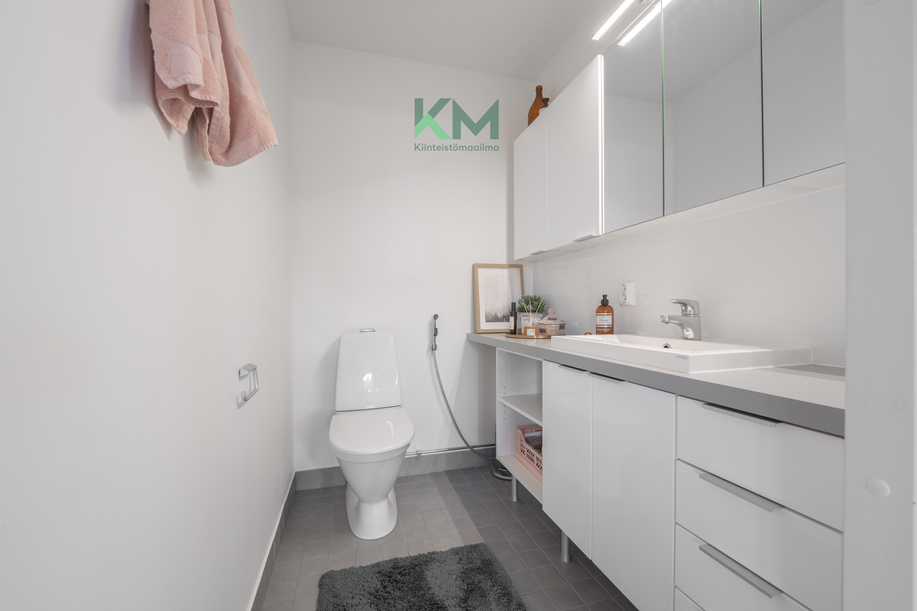 Erillinen wc makuuhuoneiden lähellä