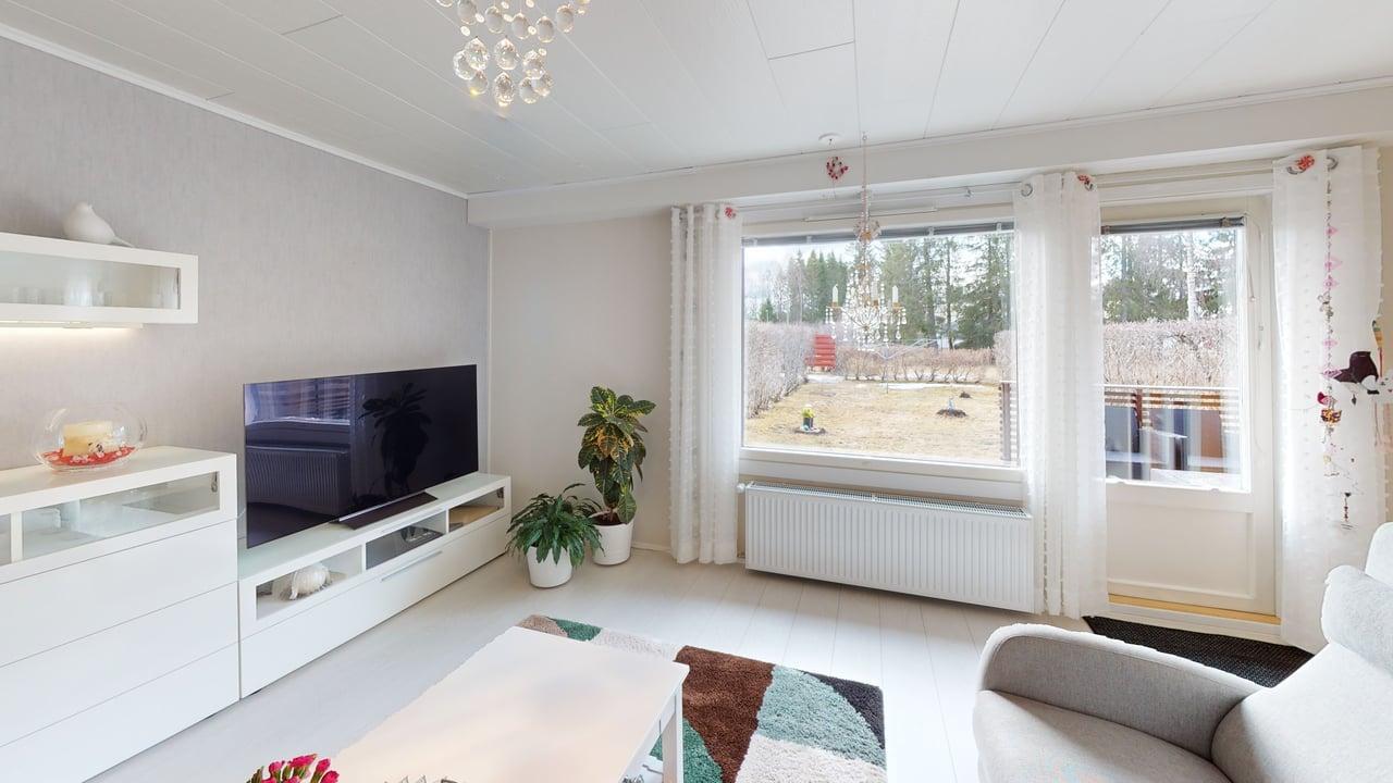 Asuntopihalle kulku takaovesta