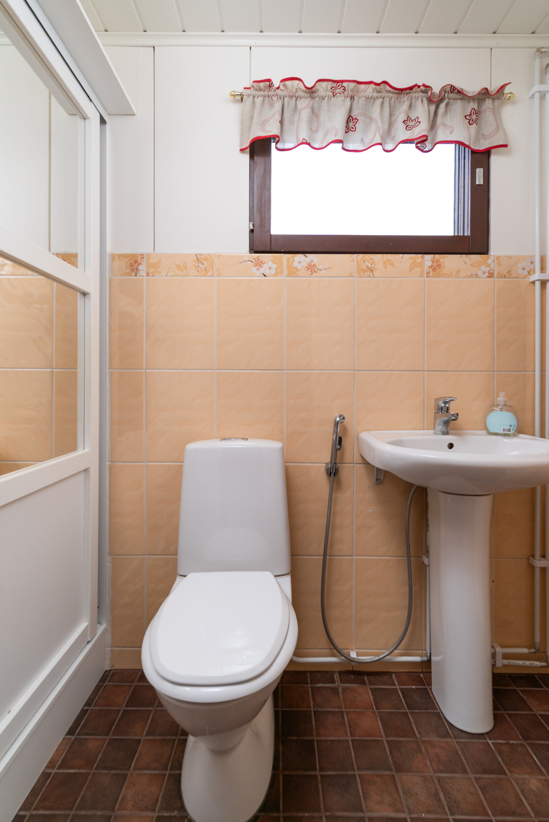 Alakerran erillinen wc