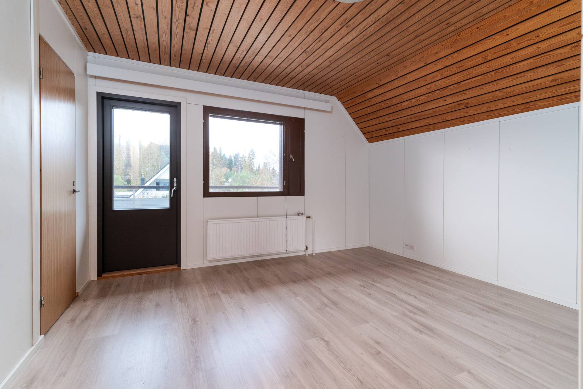 Yläkerran päätymakuuhuone