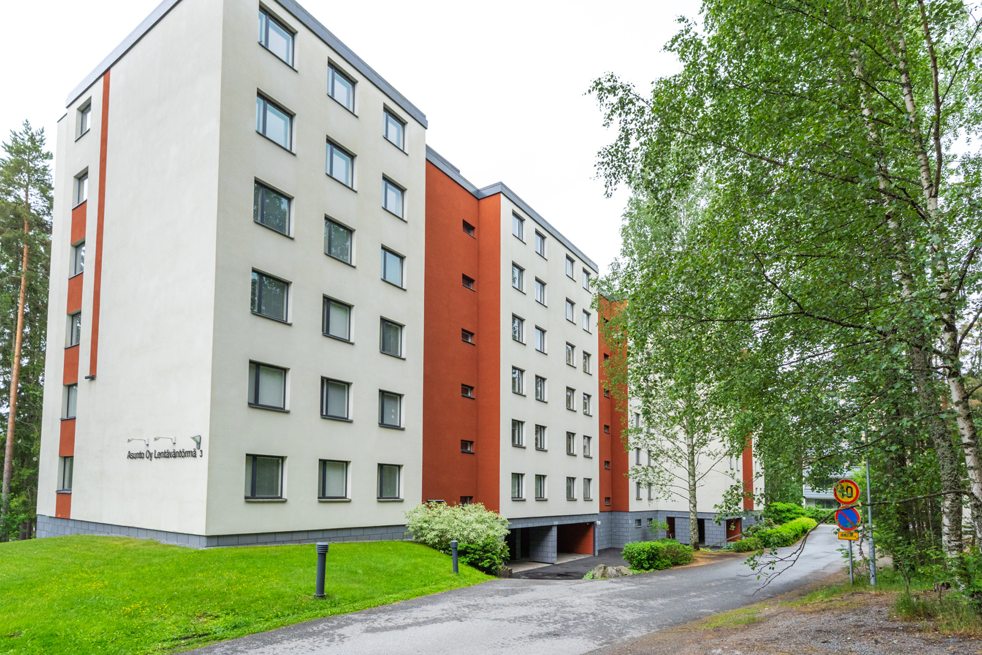 Jykevästi omalla tontillaan seisova, hyvin hoidettu taloyhtiö