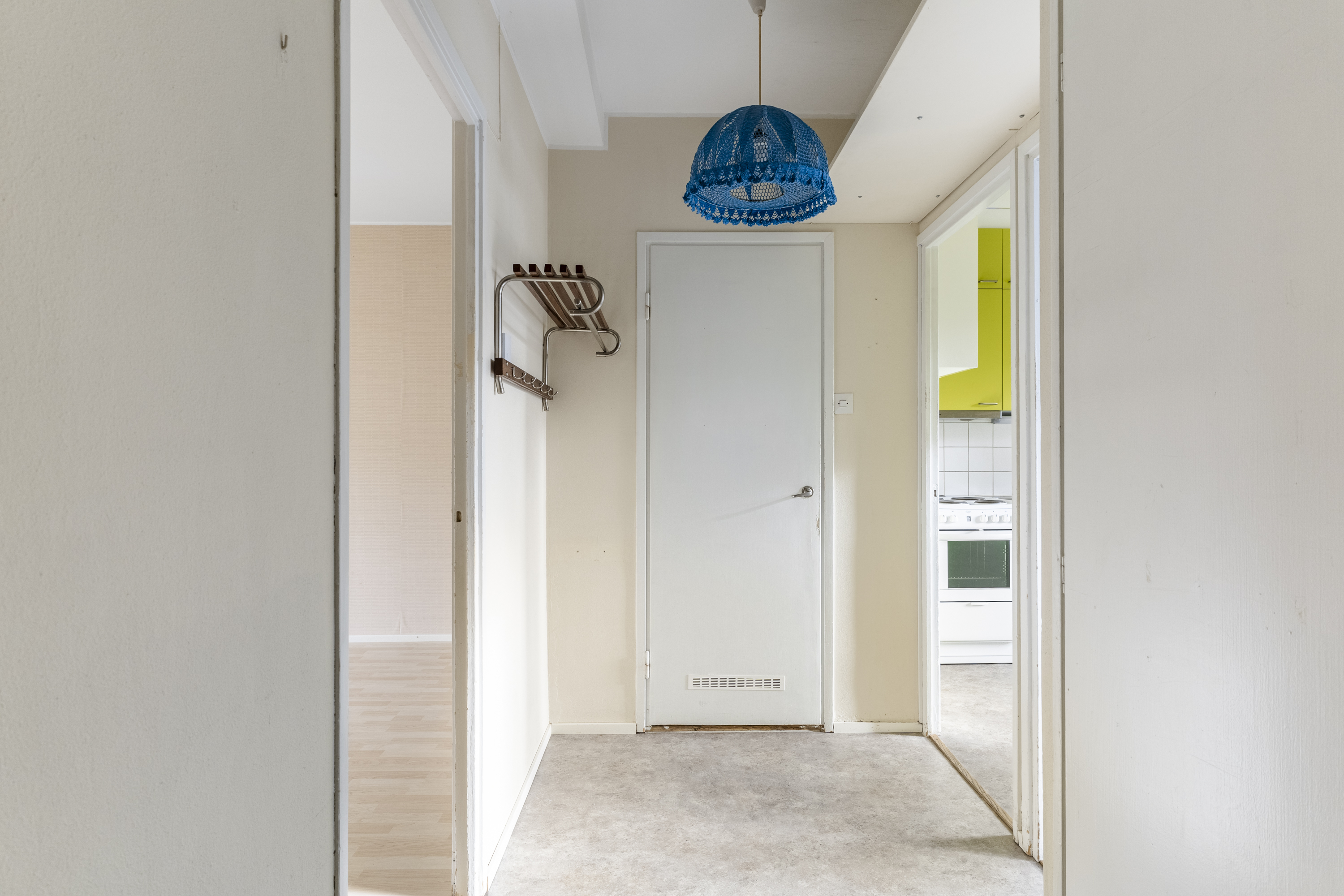 Eteisen ja keittiön muovimatto mukailee kauniisti 60-lukua.