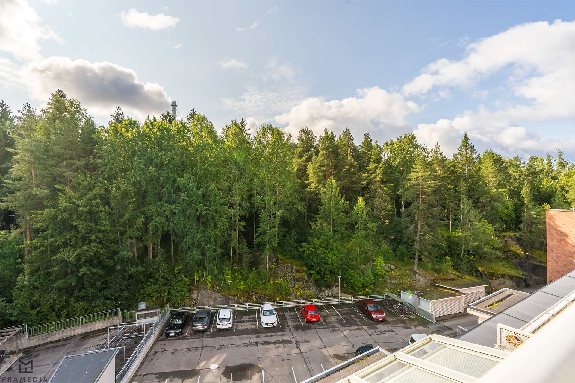 Makuuhuoneen parvekkelta on näkymät Kaupinojan puistoon 