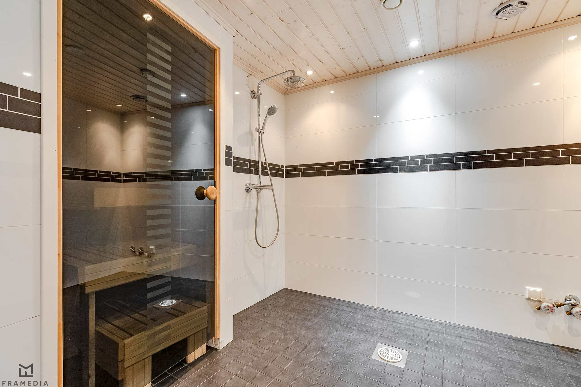 Tilava kylpyhuone ja oma sauna