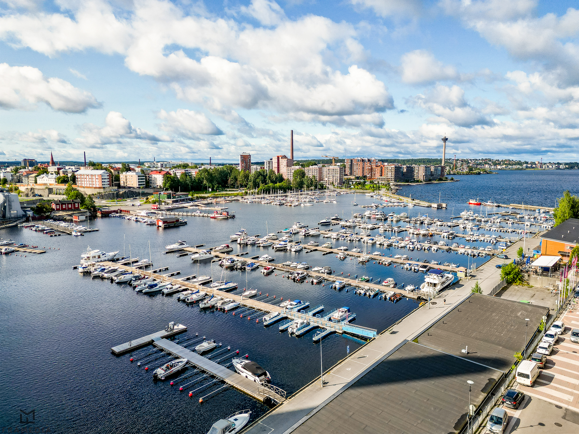 Naistenlahden satama ja upeat rantareitit ovat puolen kilometrin päässä