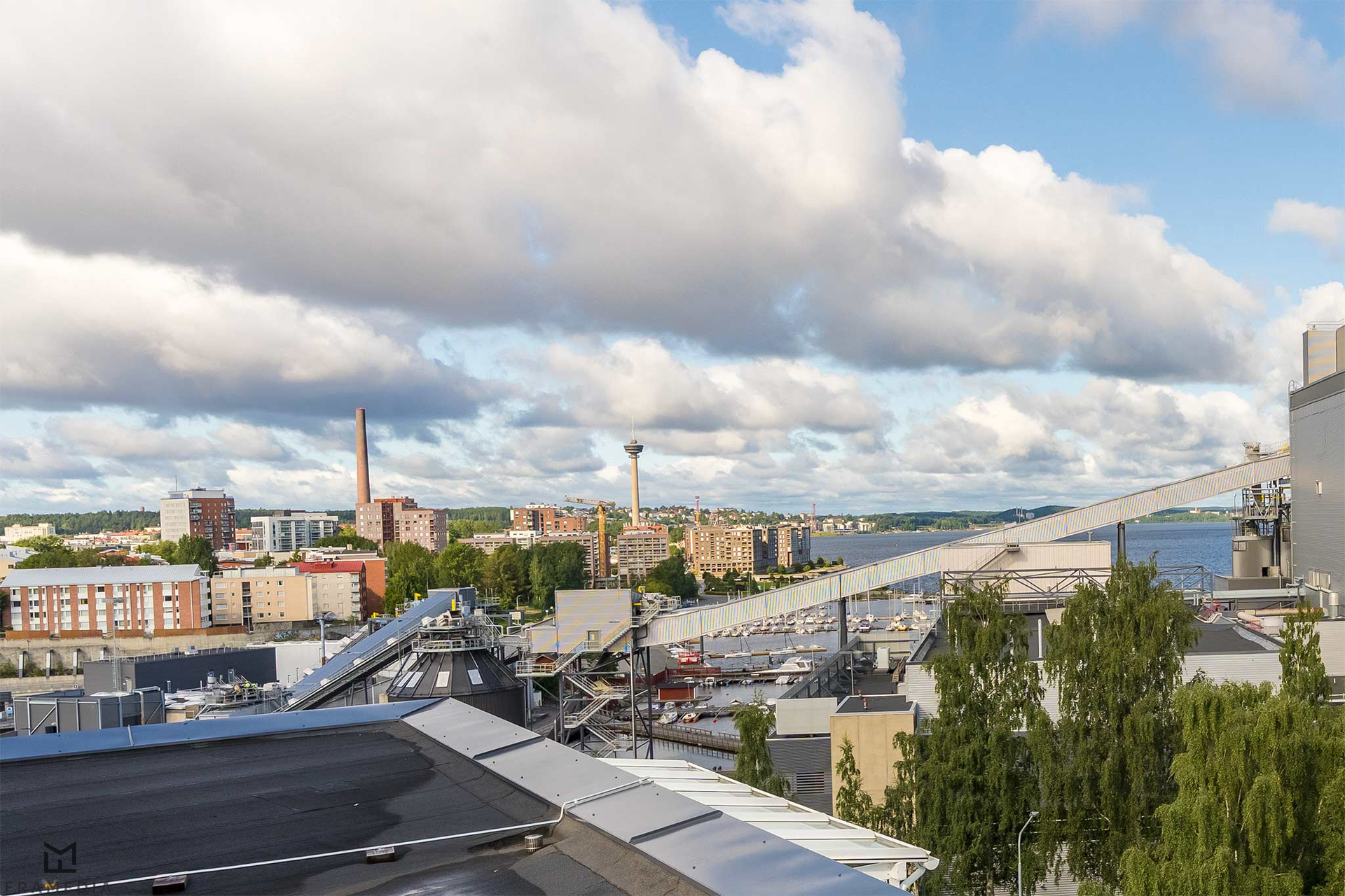 Näkymä kattoterassilta naistenlahden satamaan ja Näsijärvelle