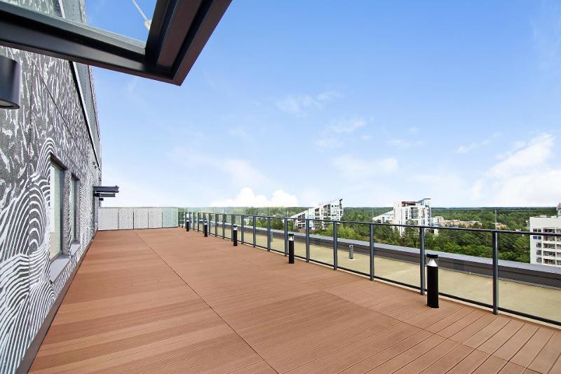 Yhtiön kerhohuoneen terassi