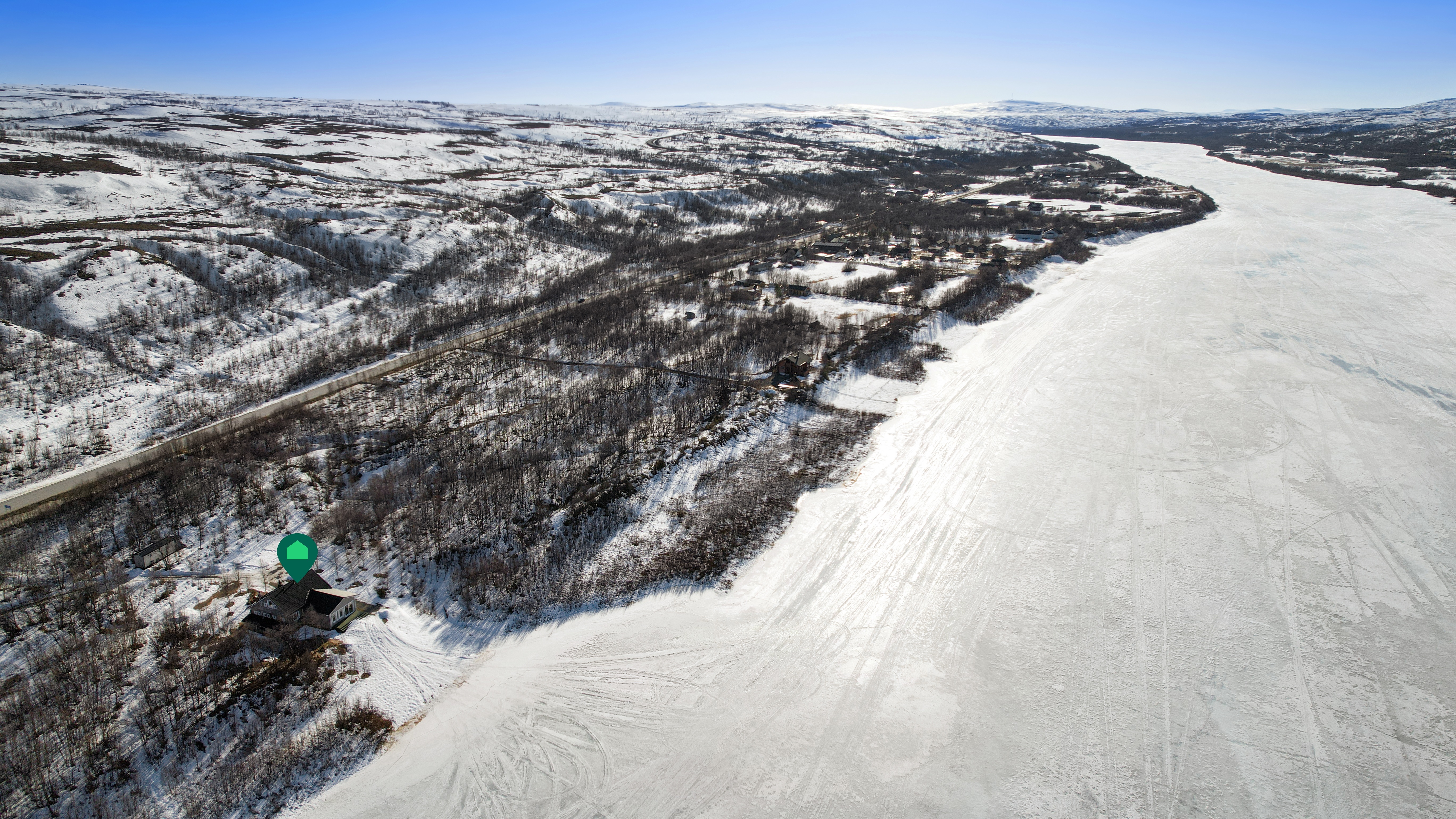 Taustalla avautuvat tunturimaisemat