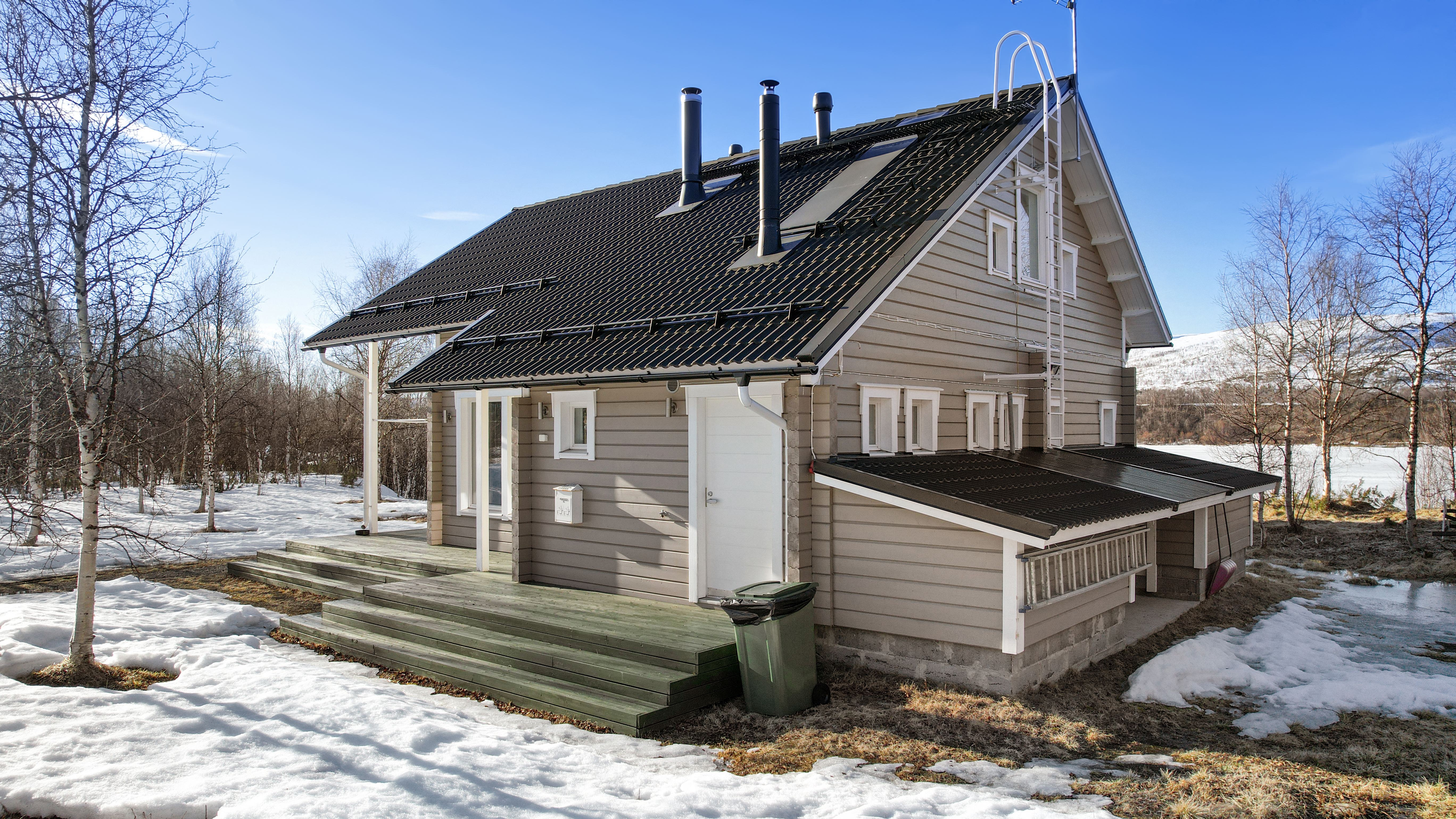 Terassin kautta kulku varastoon/tekniseen tilaan