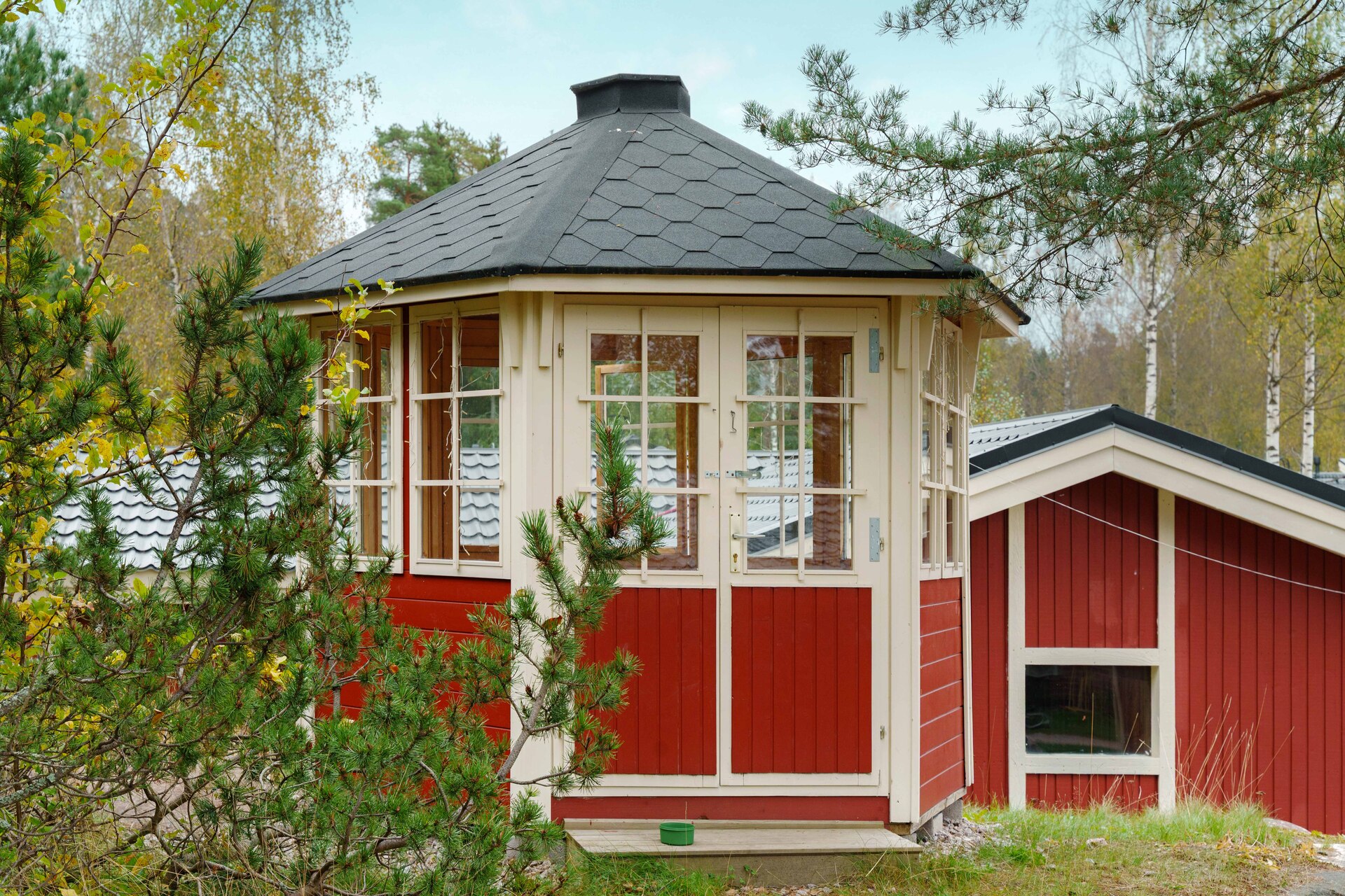 Yhtiön pihalla huvimaja.