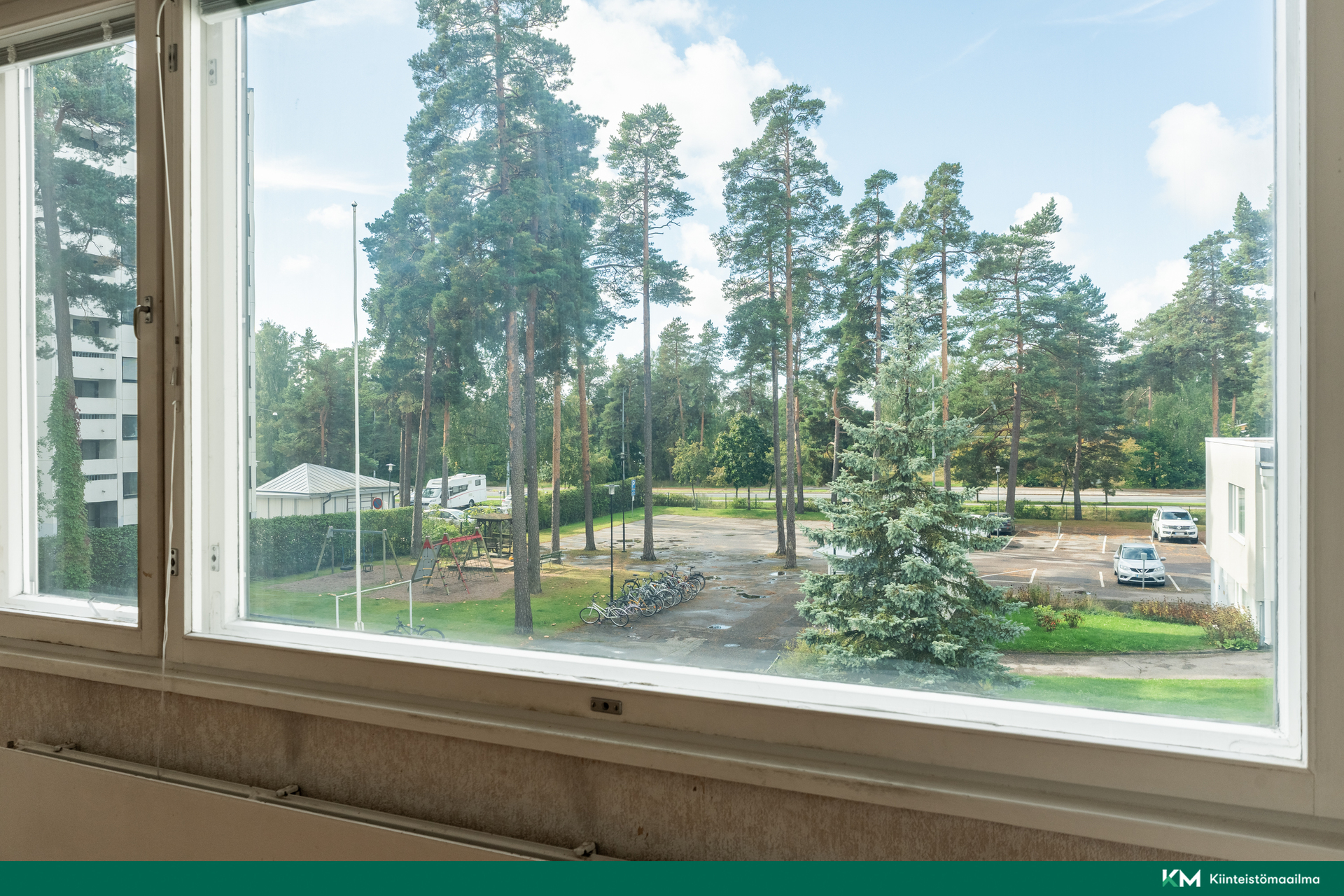Vaikka parveketta asunnossa ei olekaan, aistii luonnon ja vehreyden suurista ikkunoista