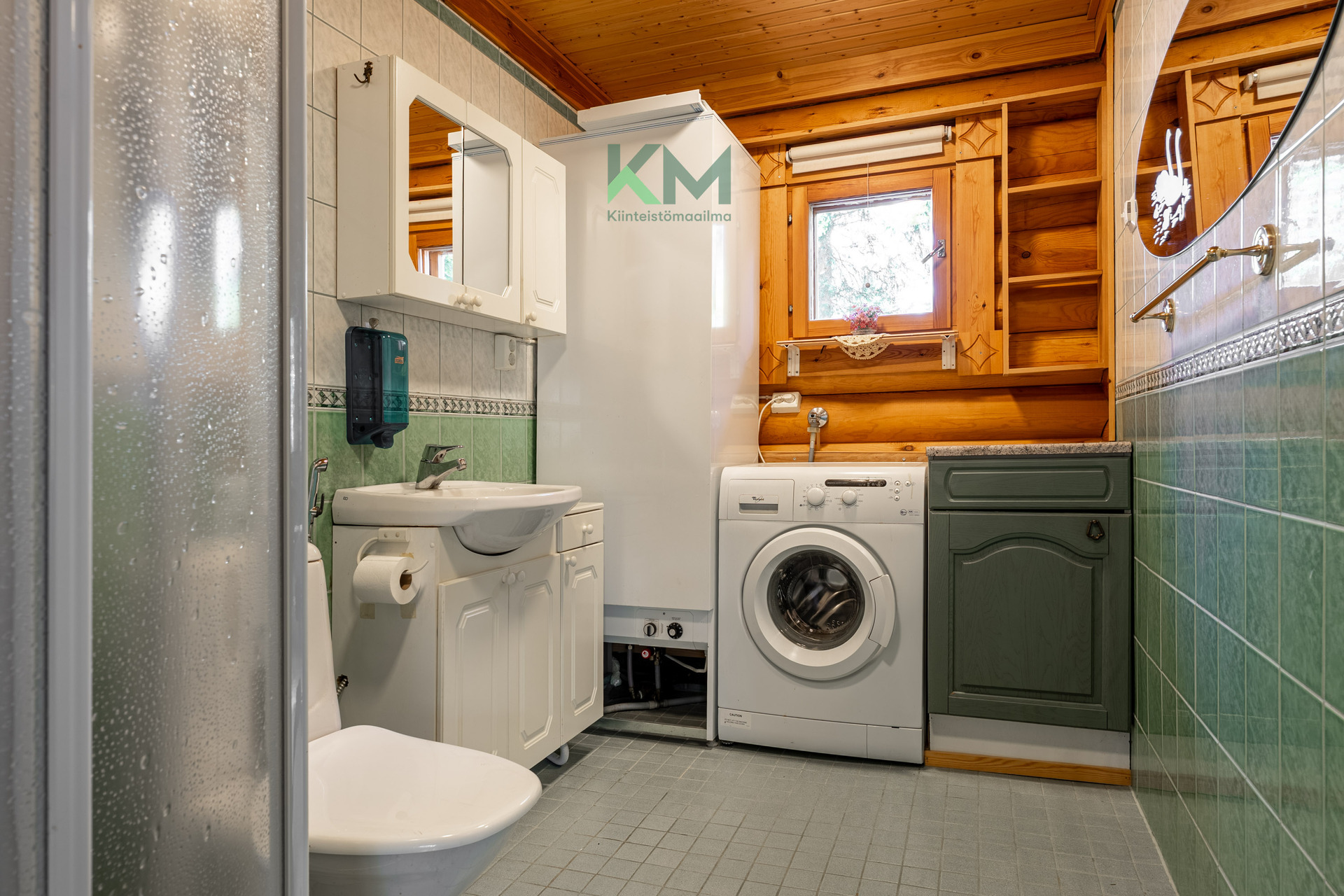 Kylpyhuoneessa wc ja kodinhoitotilat