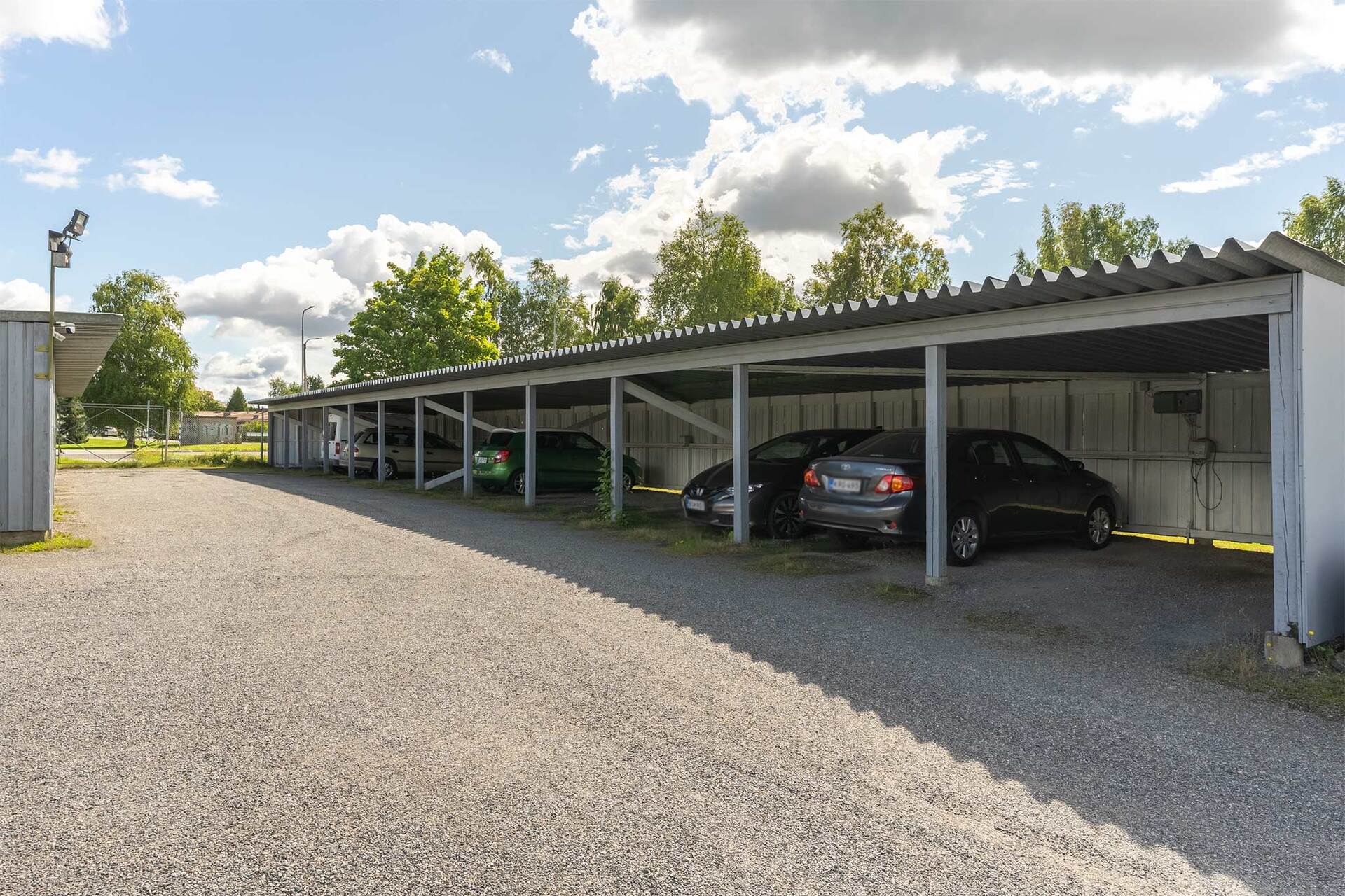 Jokaiselle asunnolle kuuluu autopaikka katoksesta