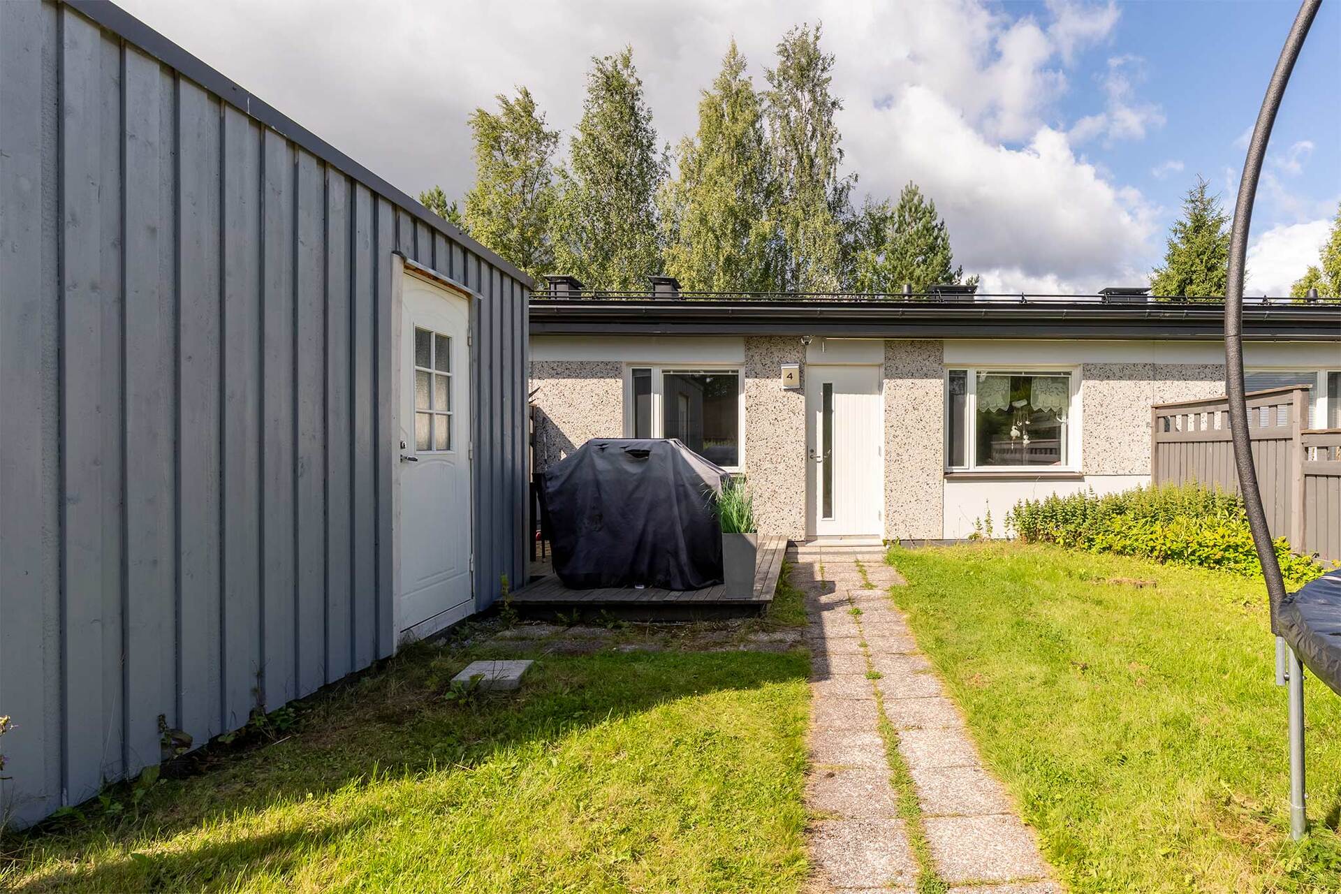 Etupiha on tilava ja vehreä