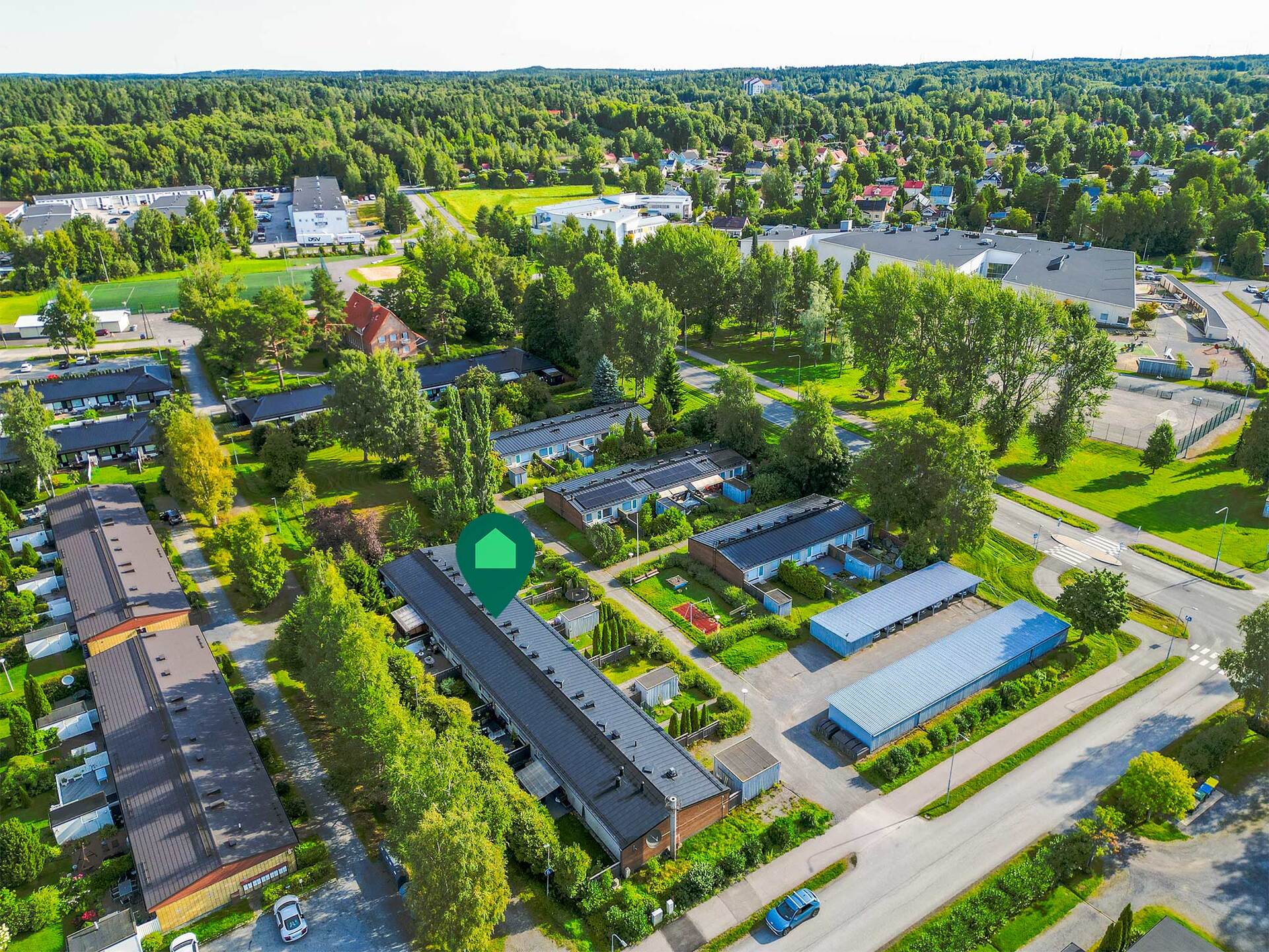 Sijainti on mainio! Vieressä koulu, urheilumahdollisuudet, kauppa, sekä Kaukajärven uimarannat.