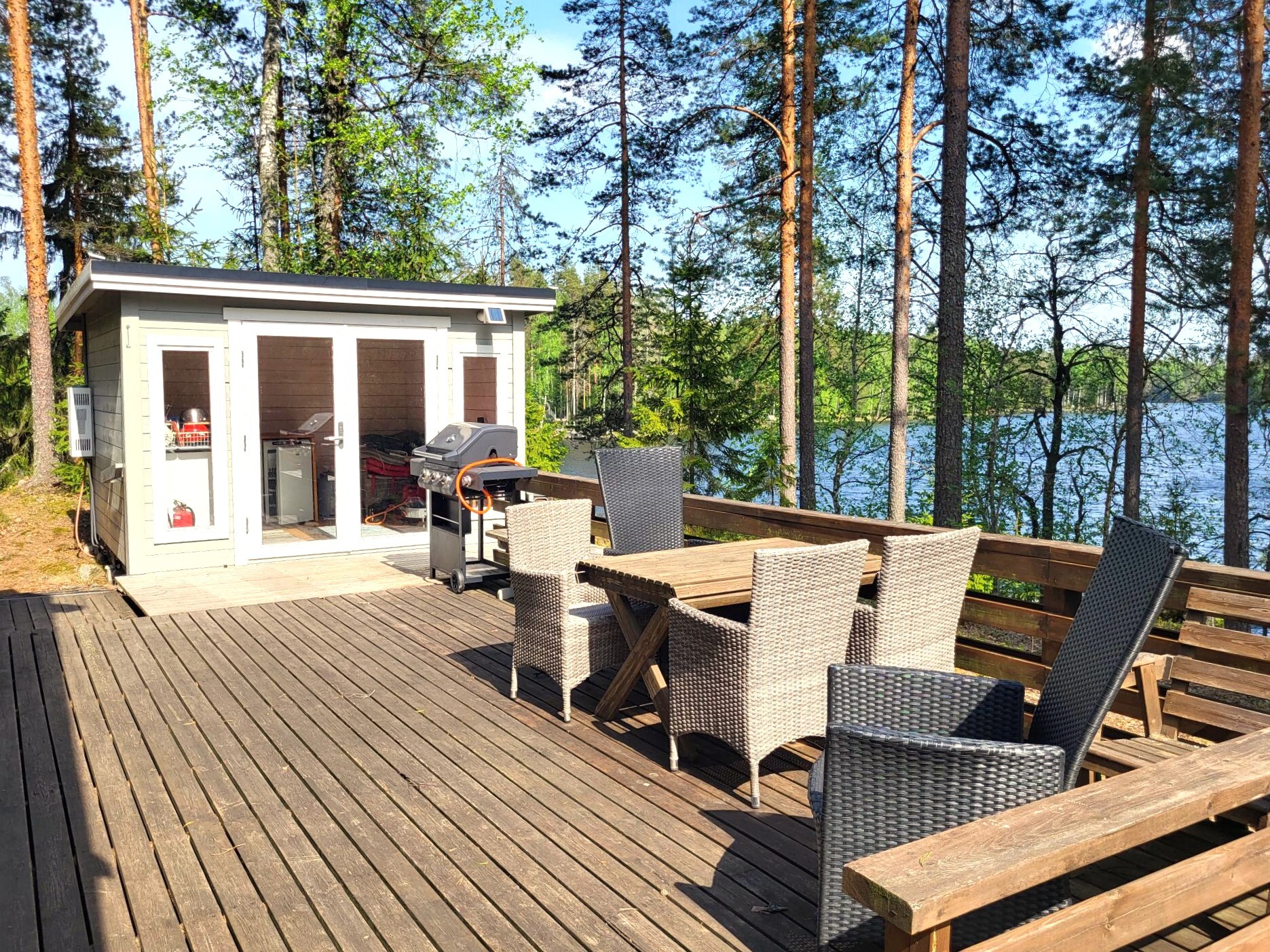 Kesäkeittiö loma-asunnon yhteydessä