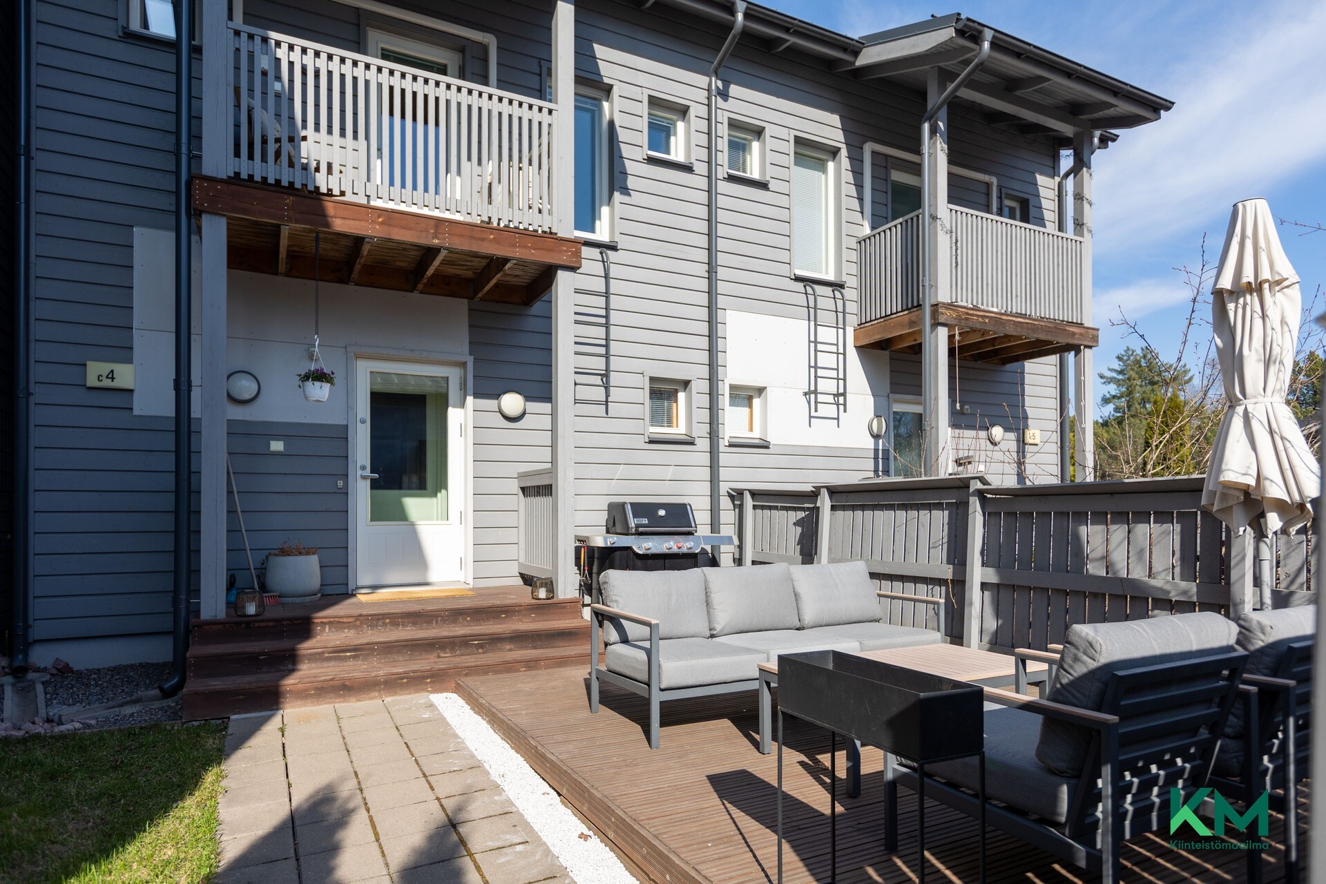 Etupihalla tilava, aurinkoinen terassi