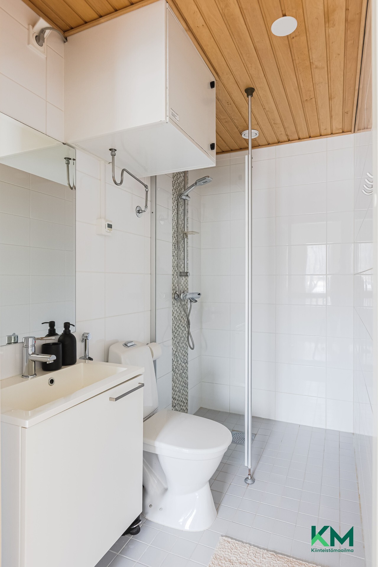 Yläkerran kylpyhuone