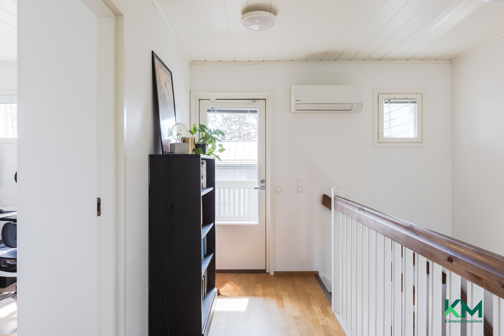 Yläkerran aulasta käynti parvekkeelle