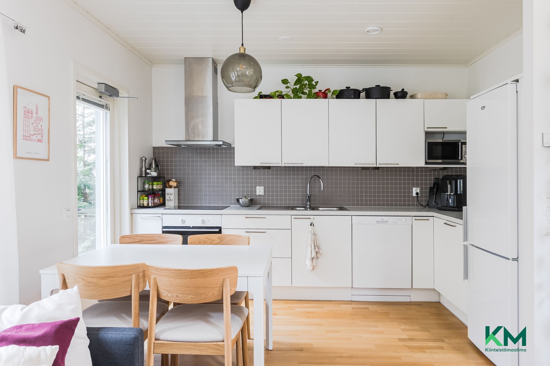 Keittiössä hyvin kaappi- ja laskutilaa